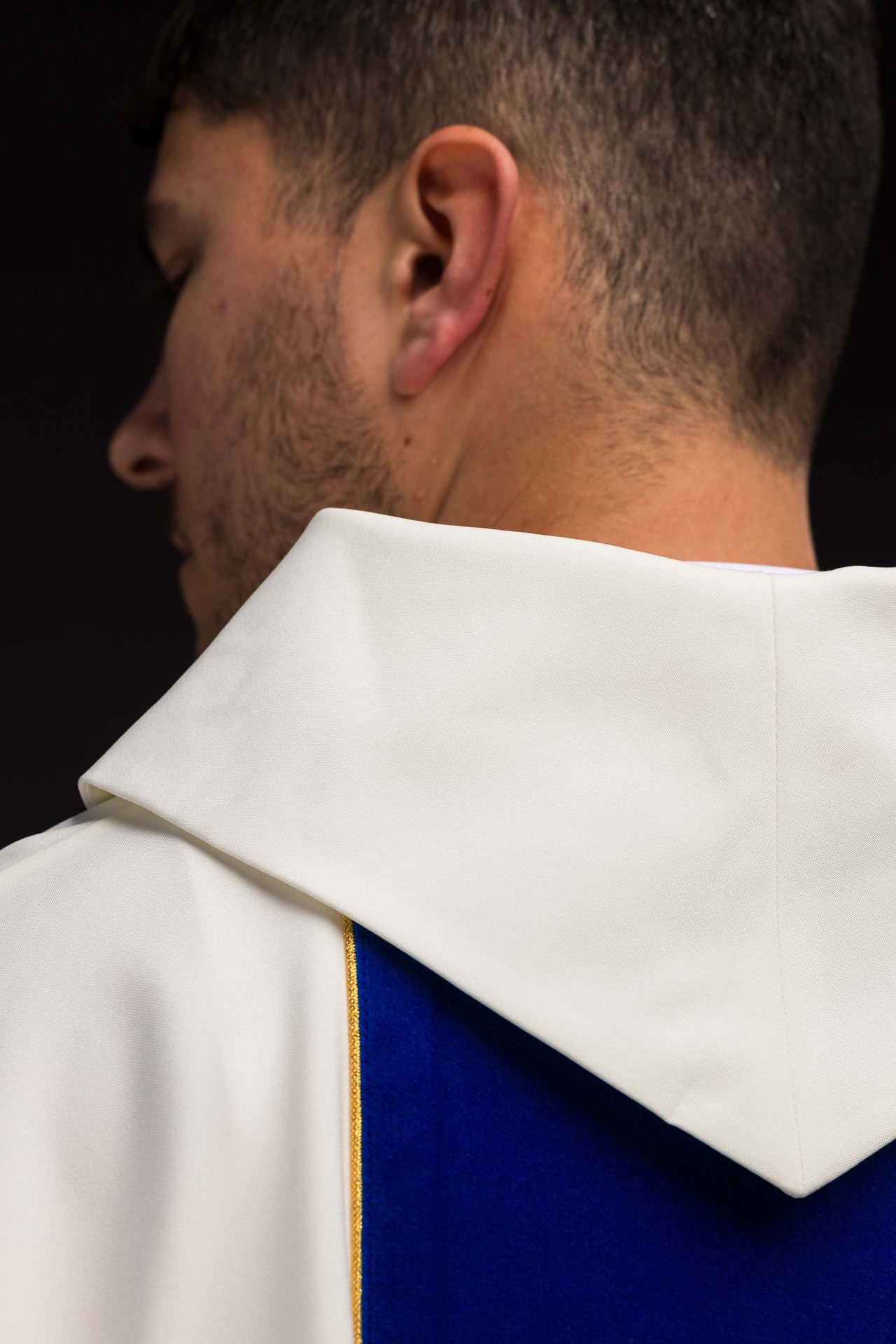 Ornato litúrgico mariano con cinturón azul bordado