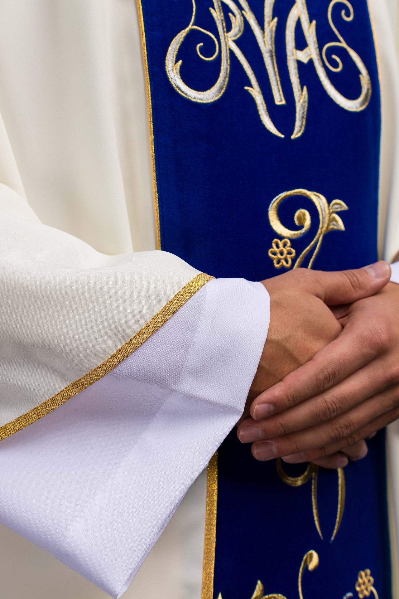 Ornato litúrgico mariano con cinturón azul bordado