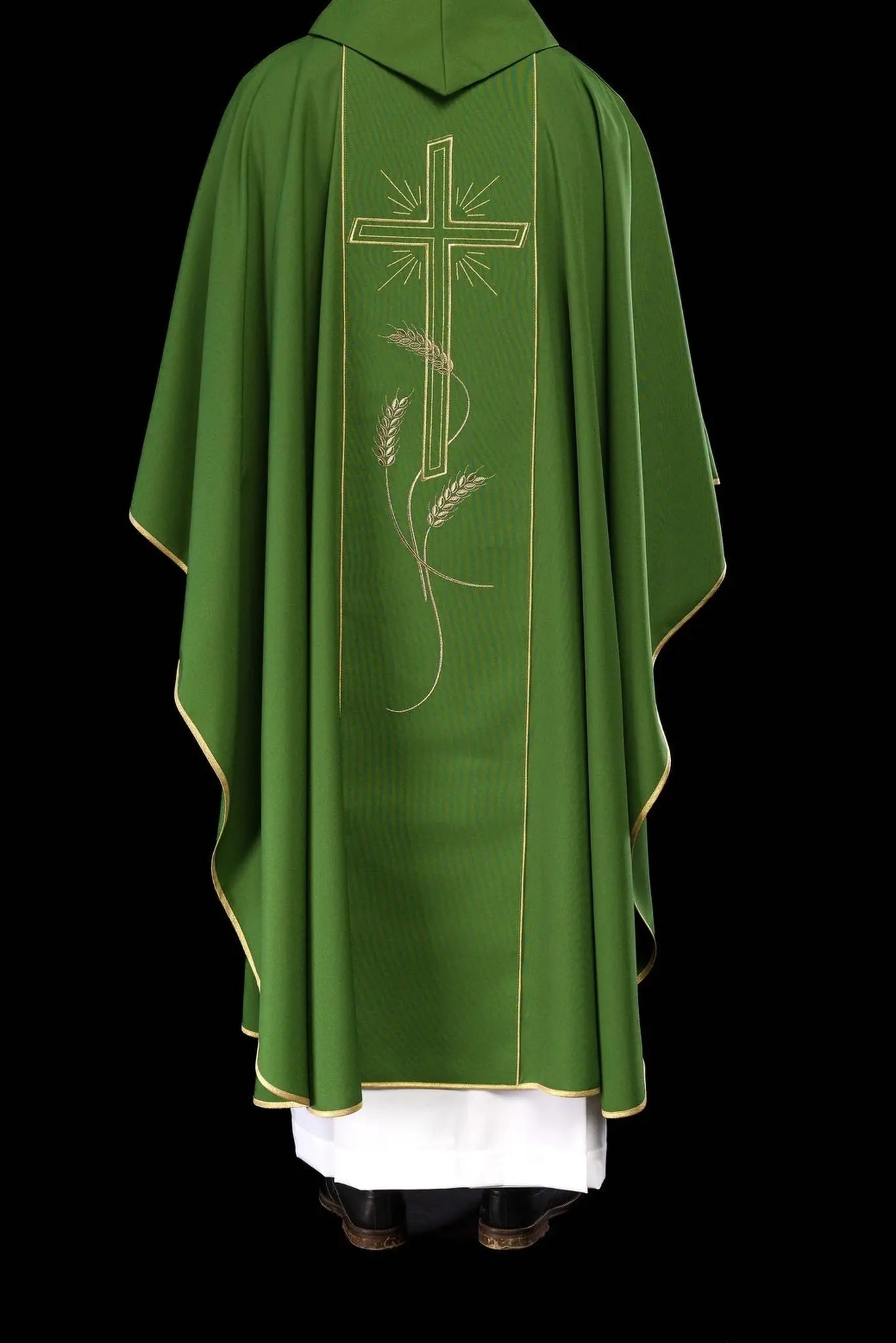 Casulla verde con amplia franja bordada dorada con cruz IHS