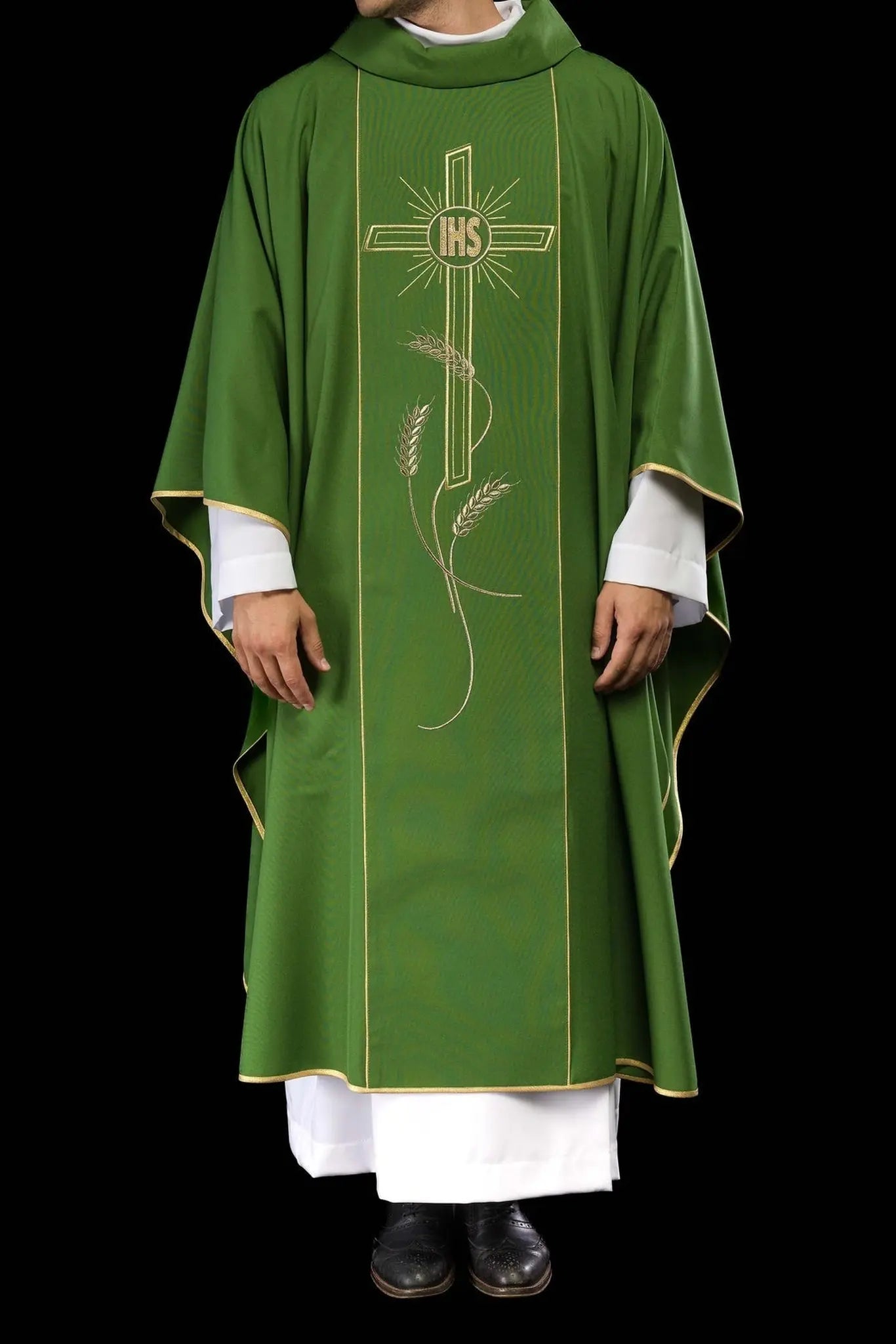 Casulla verde con amplia franja bordada dorada con cruz IHS
