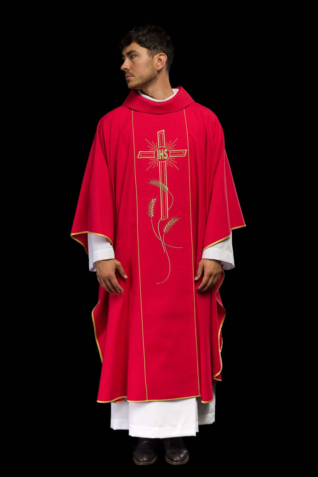 Czerwony ornat z szerokim haftowanym złotym pasem Krzyż IHS - ORNATY.PL