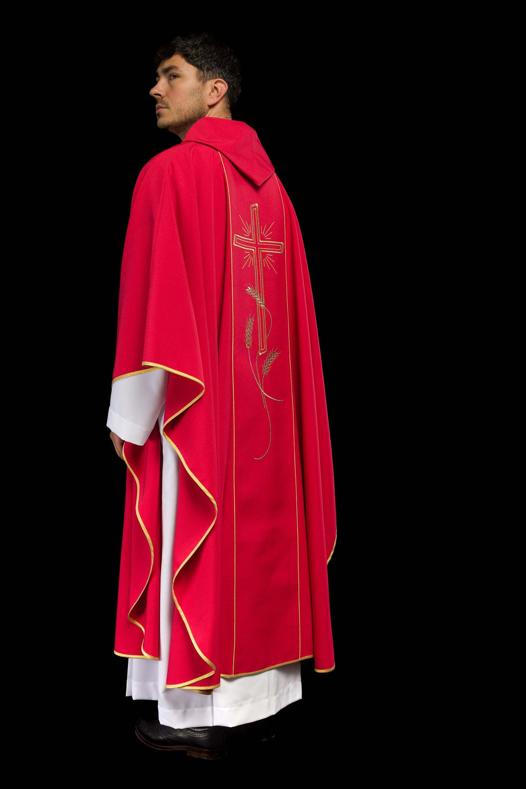 Czerwony ornat z szerokim haftowanym złotym pasem Krzyż IHS - ORNATY.PL