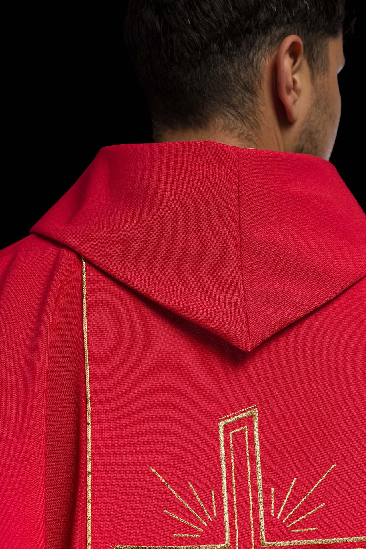 Czerwony ornat z szerokim haftowanym złotym pasem Krzyż IHS - ORNATY.PL