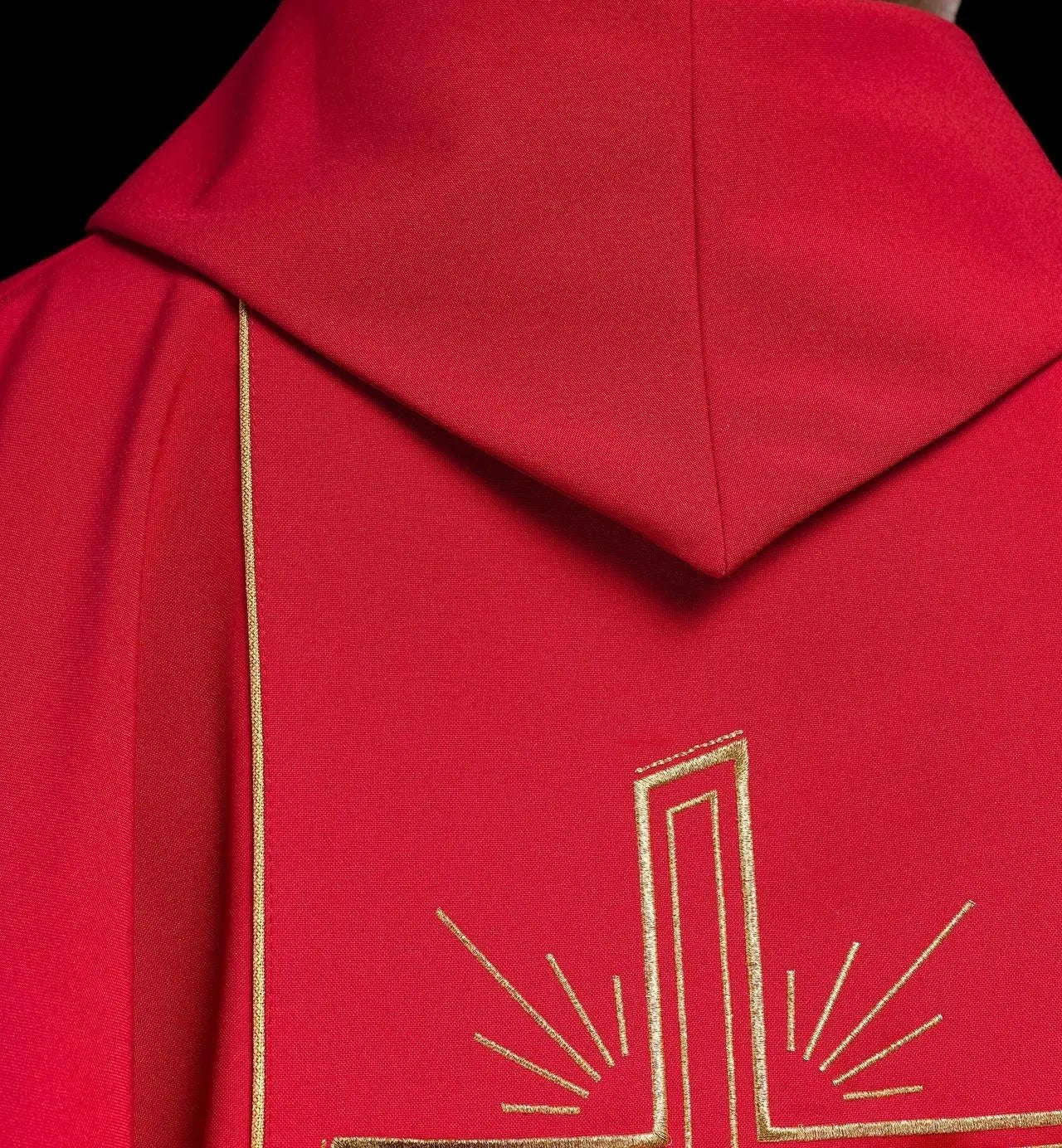 Casulla roja con amplia franja bordada dorada y cruz IHS