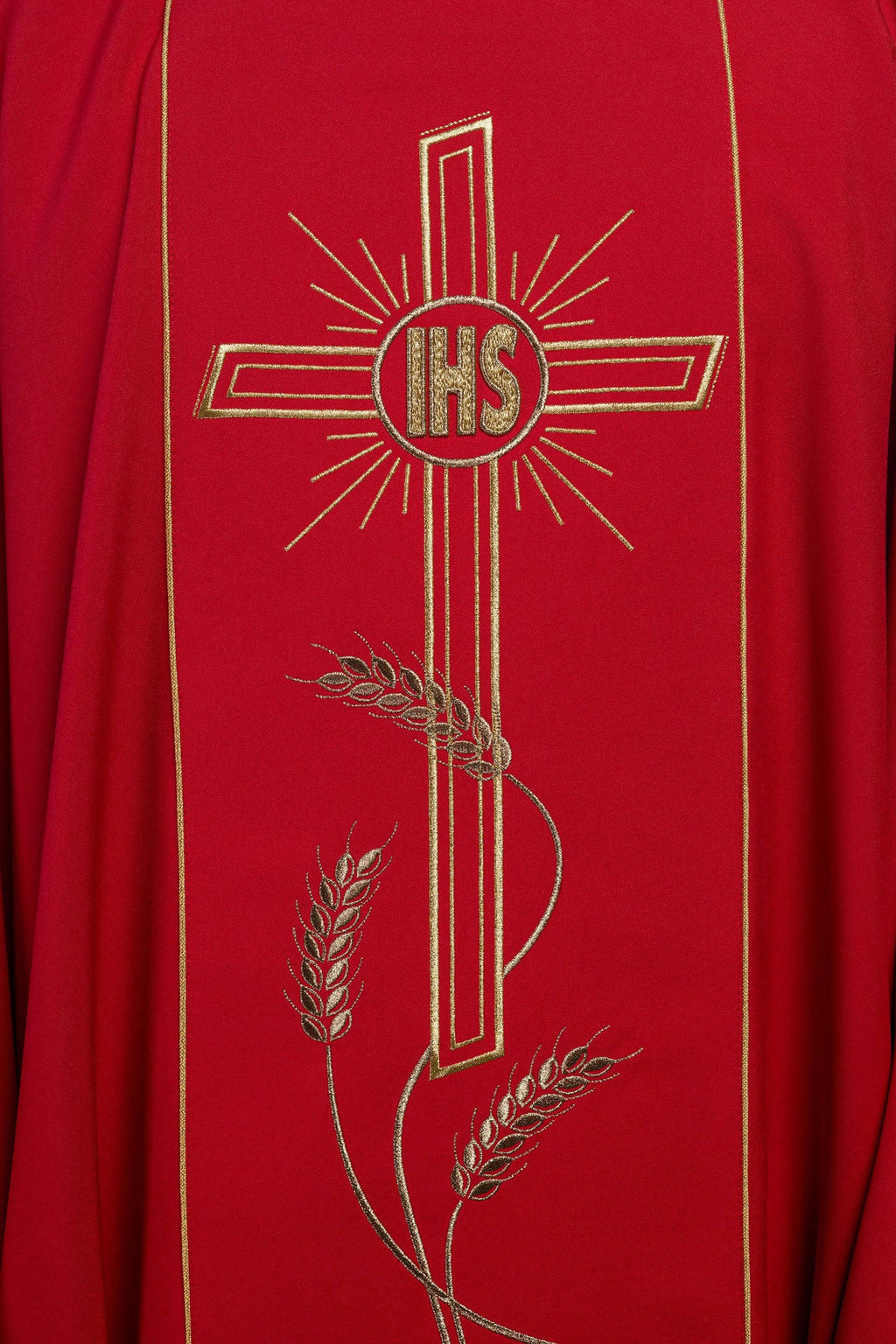 Czerwony ornat z szerokim haftowanym złotym pasem Krzyż IHS - ORNATY.PL