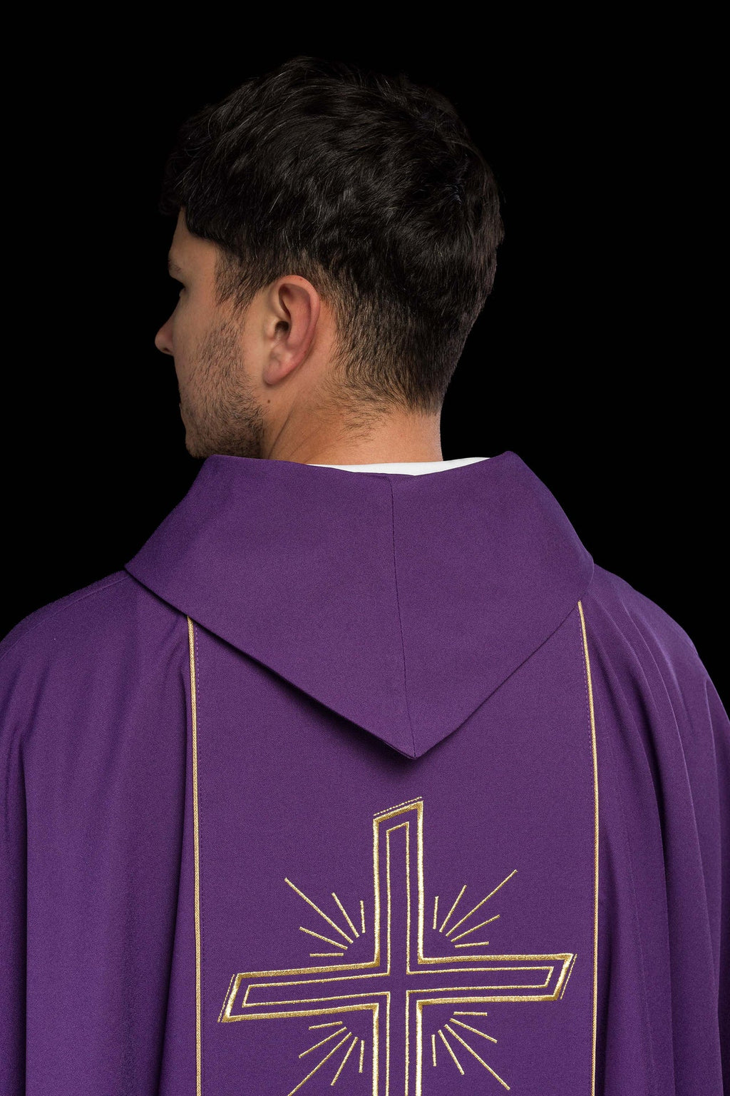 Fioletowy ornat z szerokim haftowanym złotym pasem Krzyż IHS - ORNATY.PL