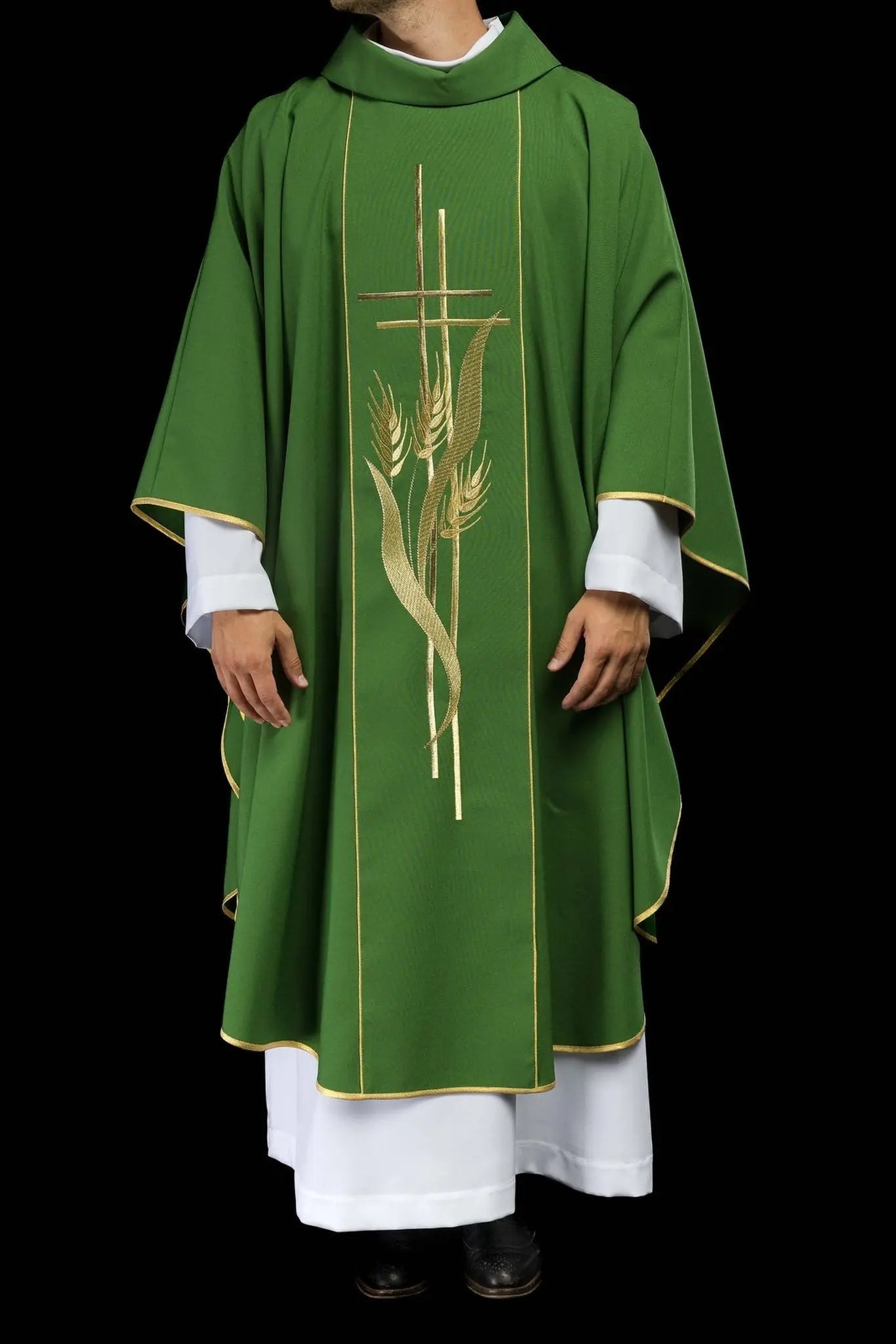Casulla verde bordada con motivos de cruz y espigas