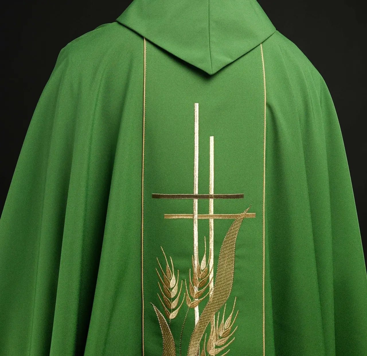 Casulla verde bordada con motivos de cruz y espigas