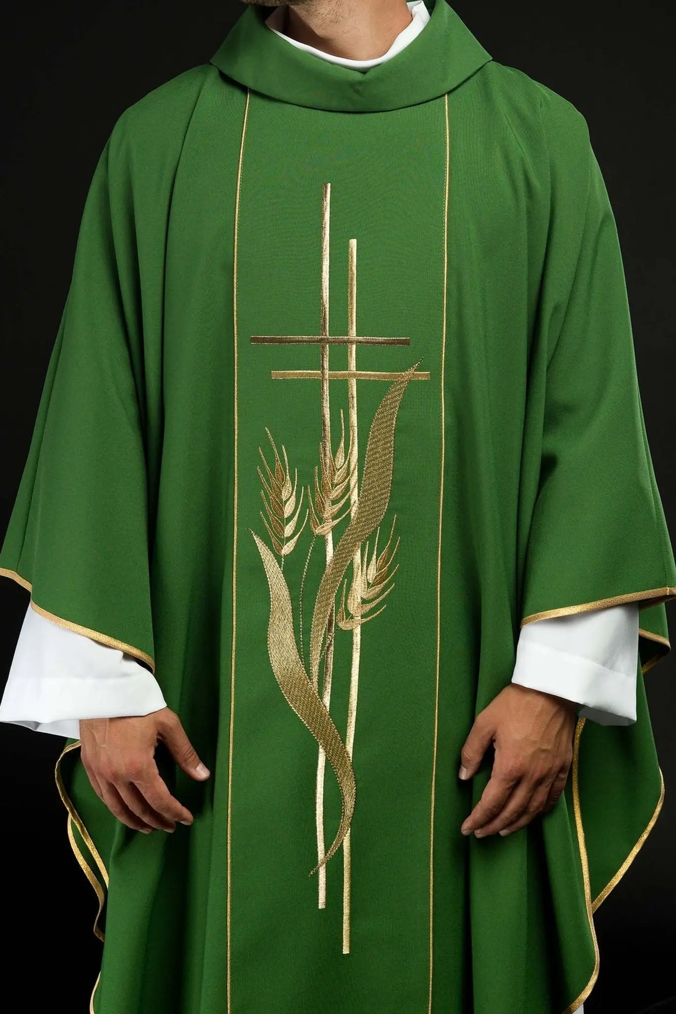 Casulla verde bordada con motivos de cruz y espigas