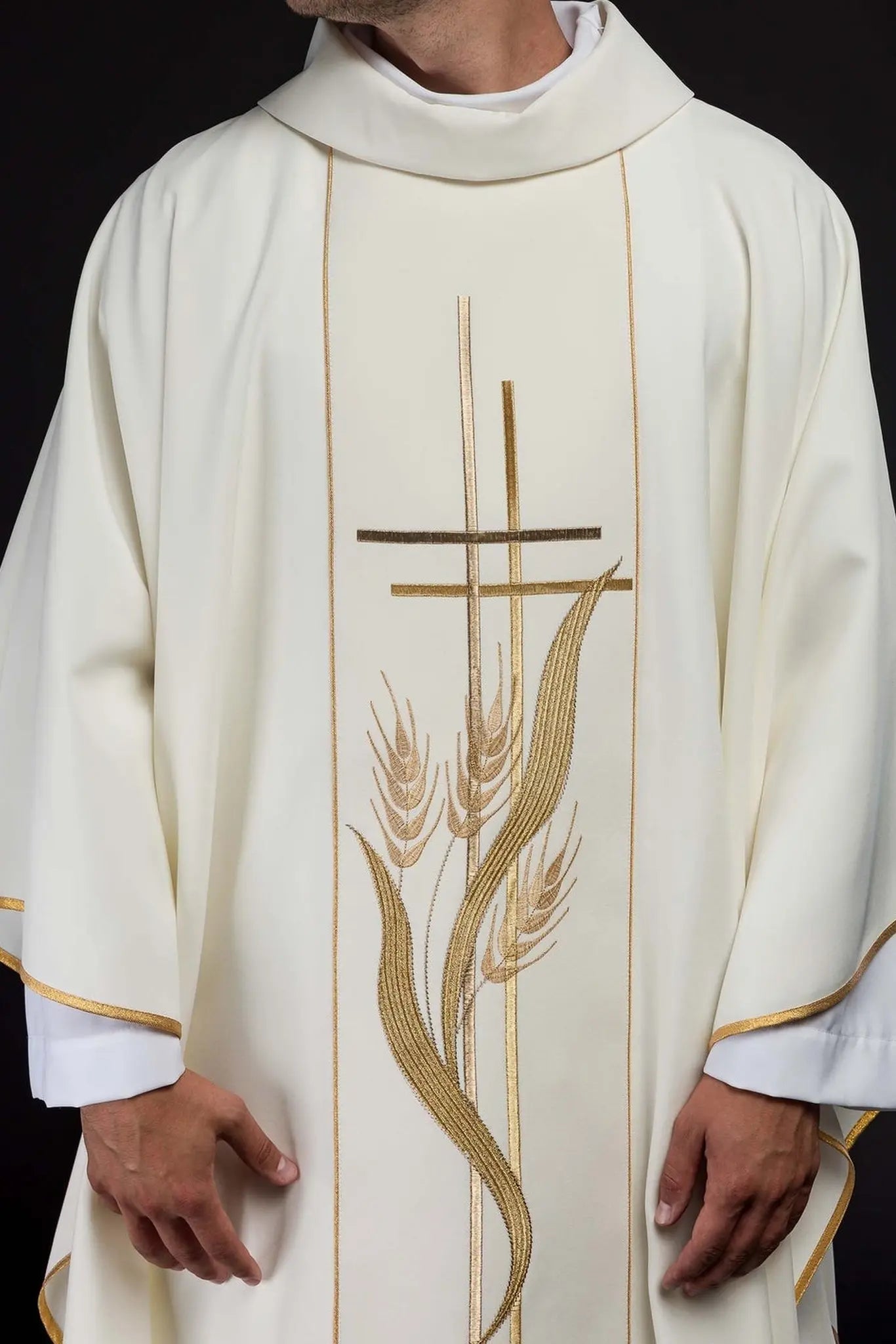 Casulla bordada con motivos de cruz y espiga ecru