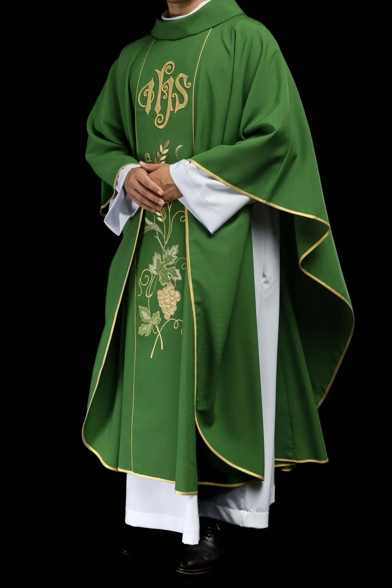 Casulla verde con cinturón bordado con IHS, orejas y uvas