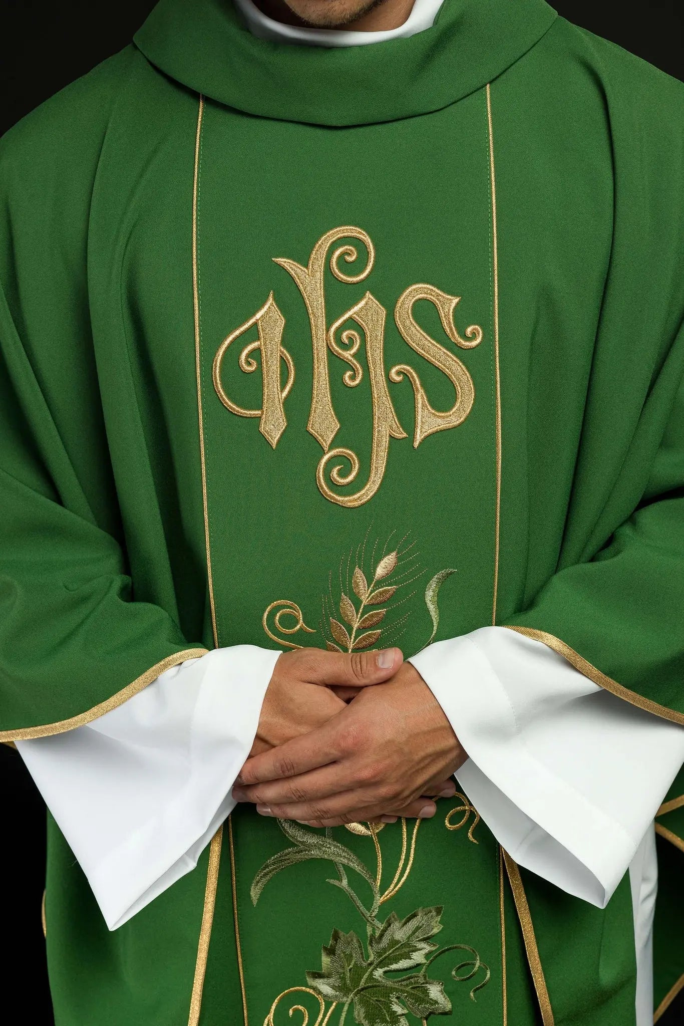 Casulla verde con cinturón bordado con IHS, orejas y uvas
