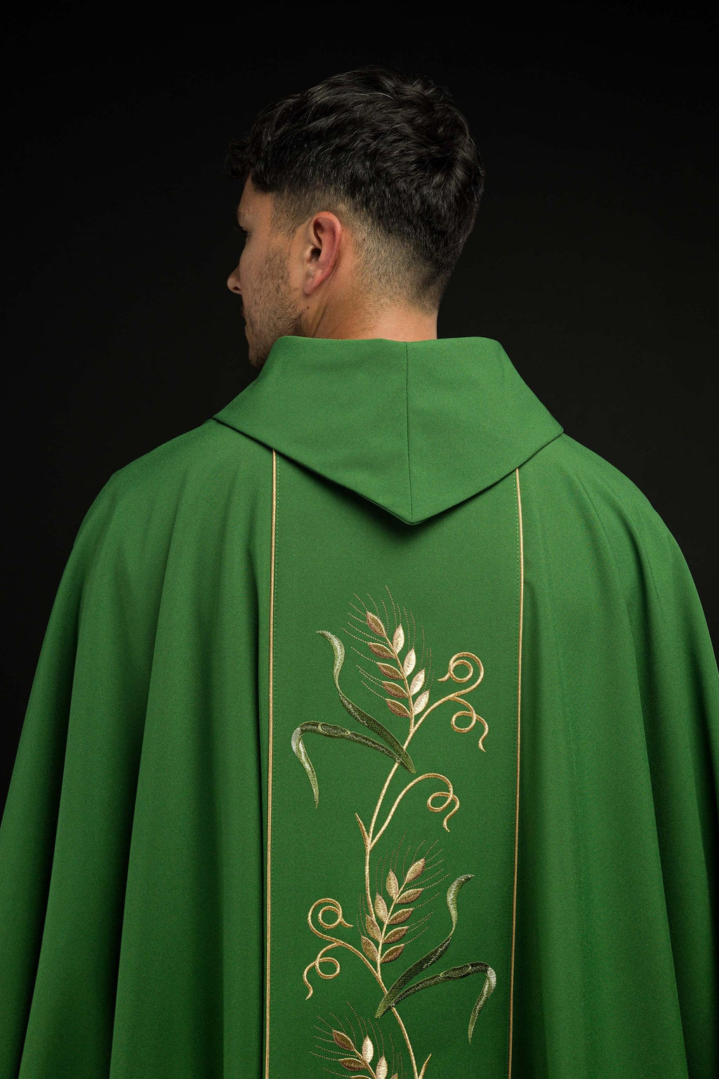 Zielony ornat na pasie z haftem IHS, kłosy i winogrona - ORNATY.PL