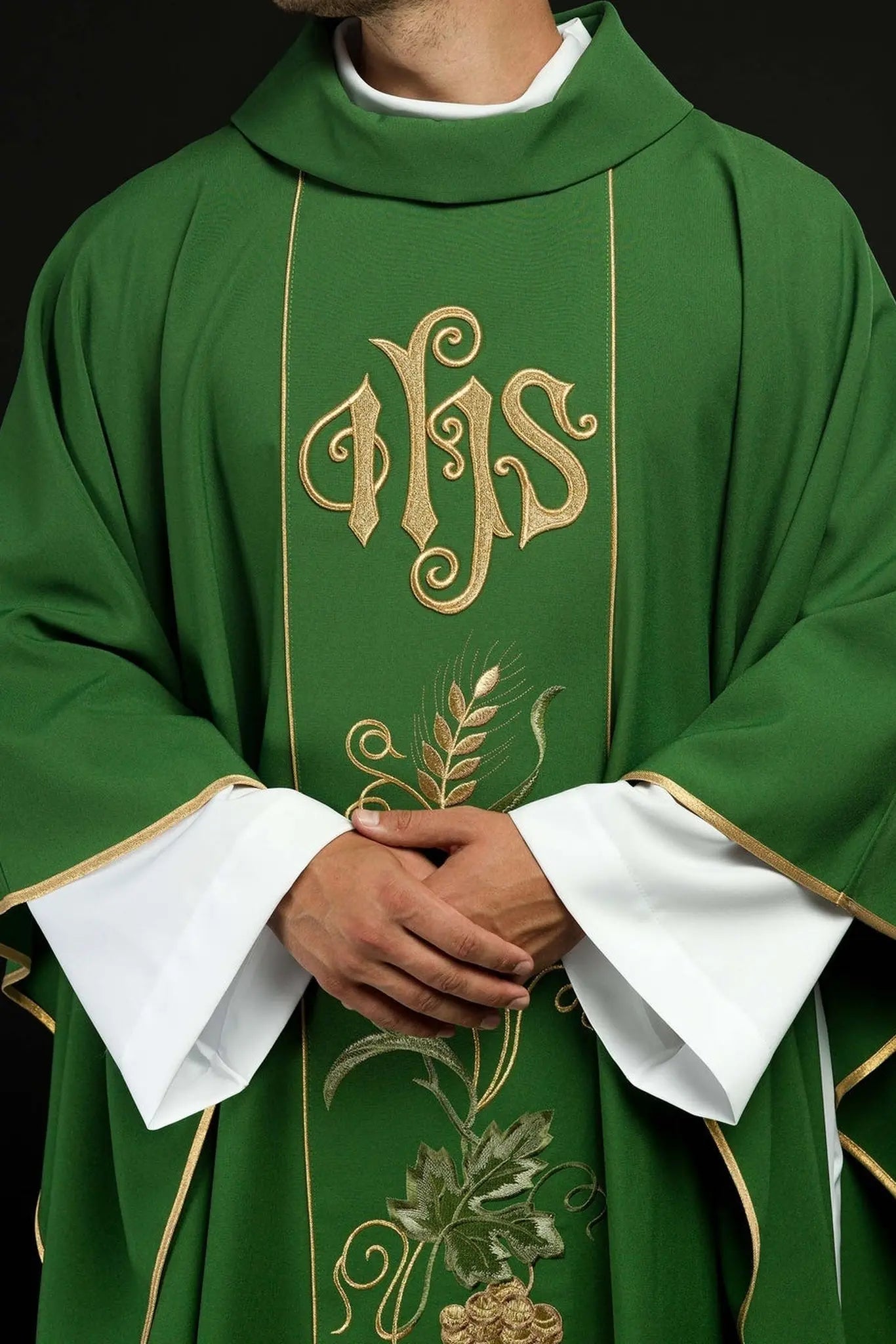 Casulla verde con cinturón bordado con IHS, orejas y uvas