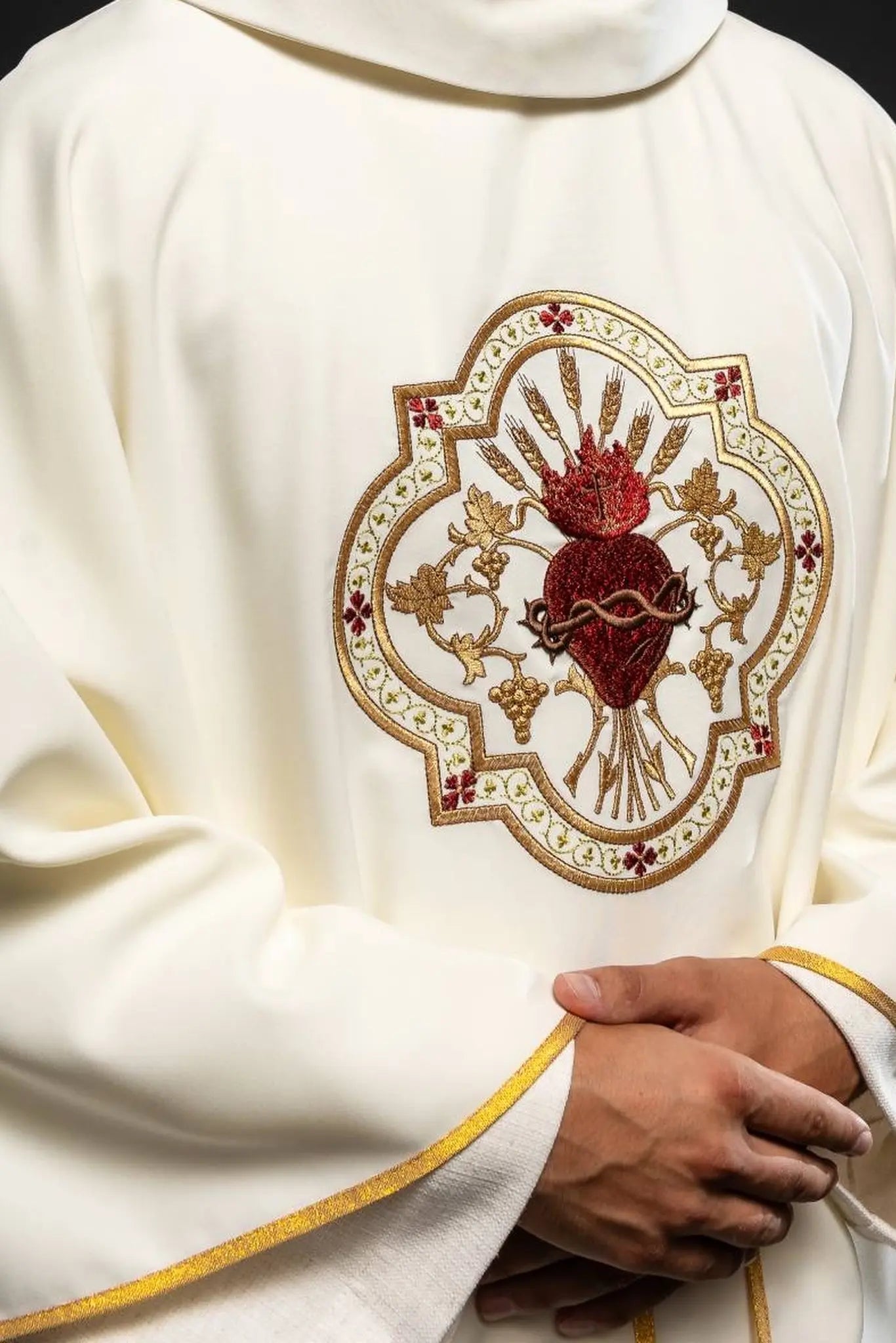 Casulla bordada con el motivo del Sagrado Corazón de Jesús y el cáliz eucarístico