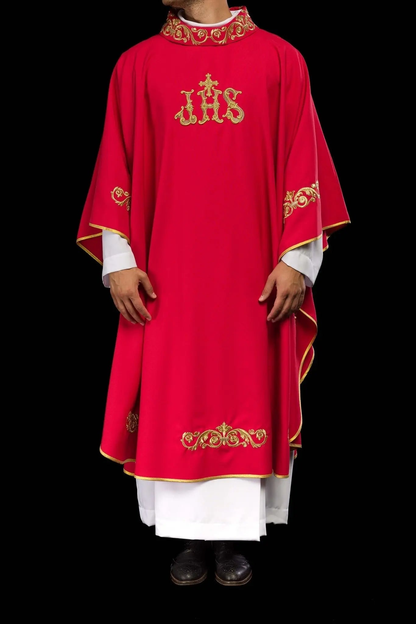 Casulla roja con bordado dorado IHS y adorno decorativo