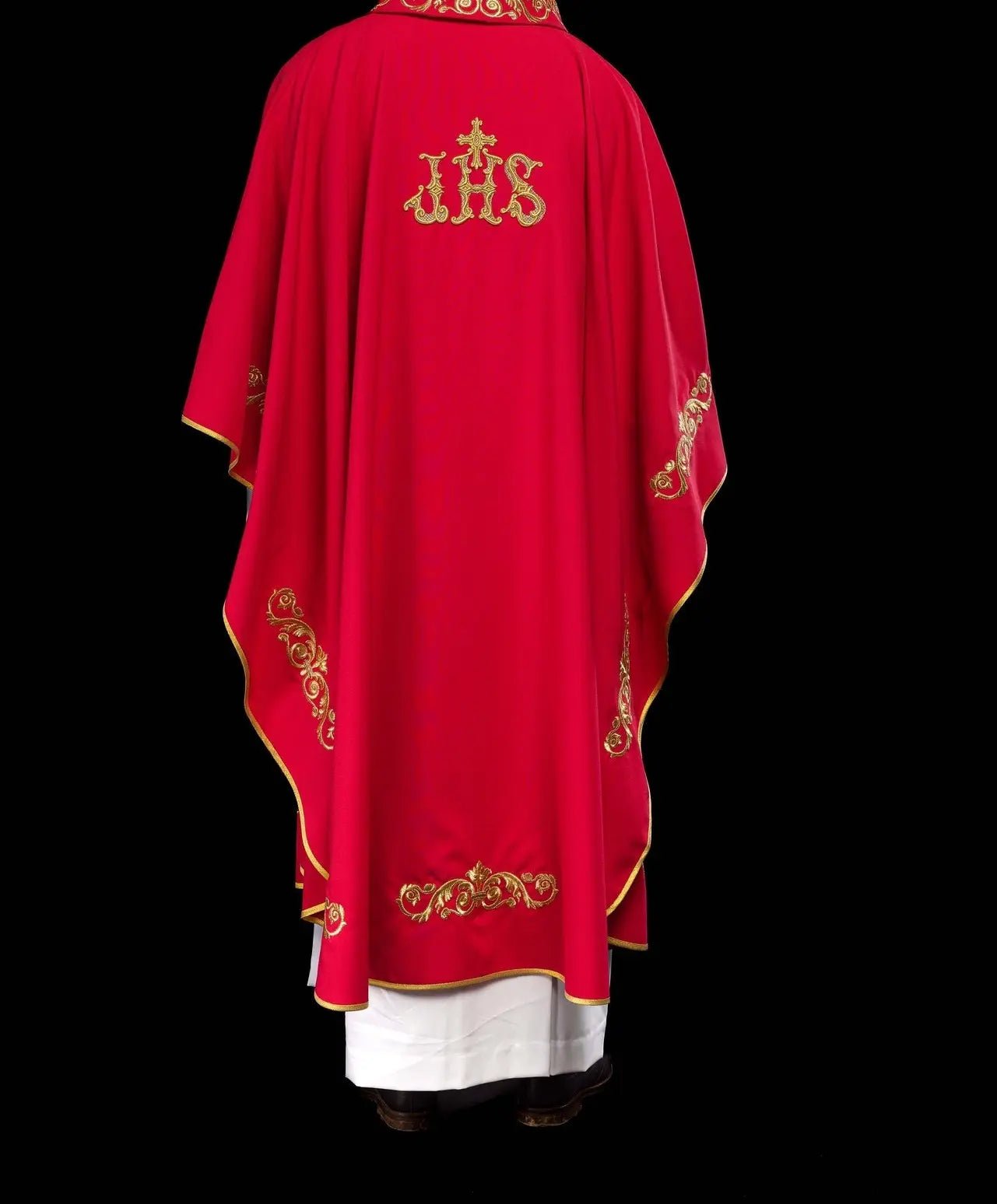 Casulla roja con bordado dorado IHS y adorno decorativo