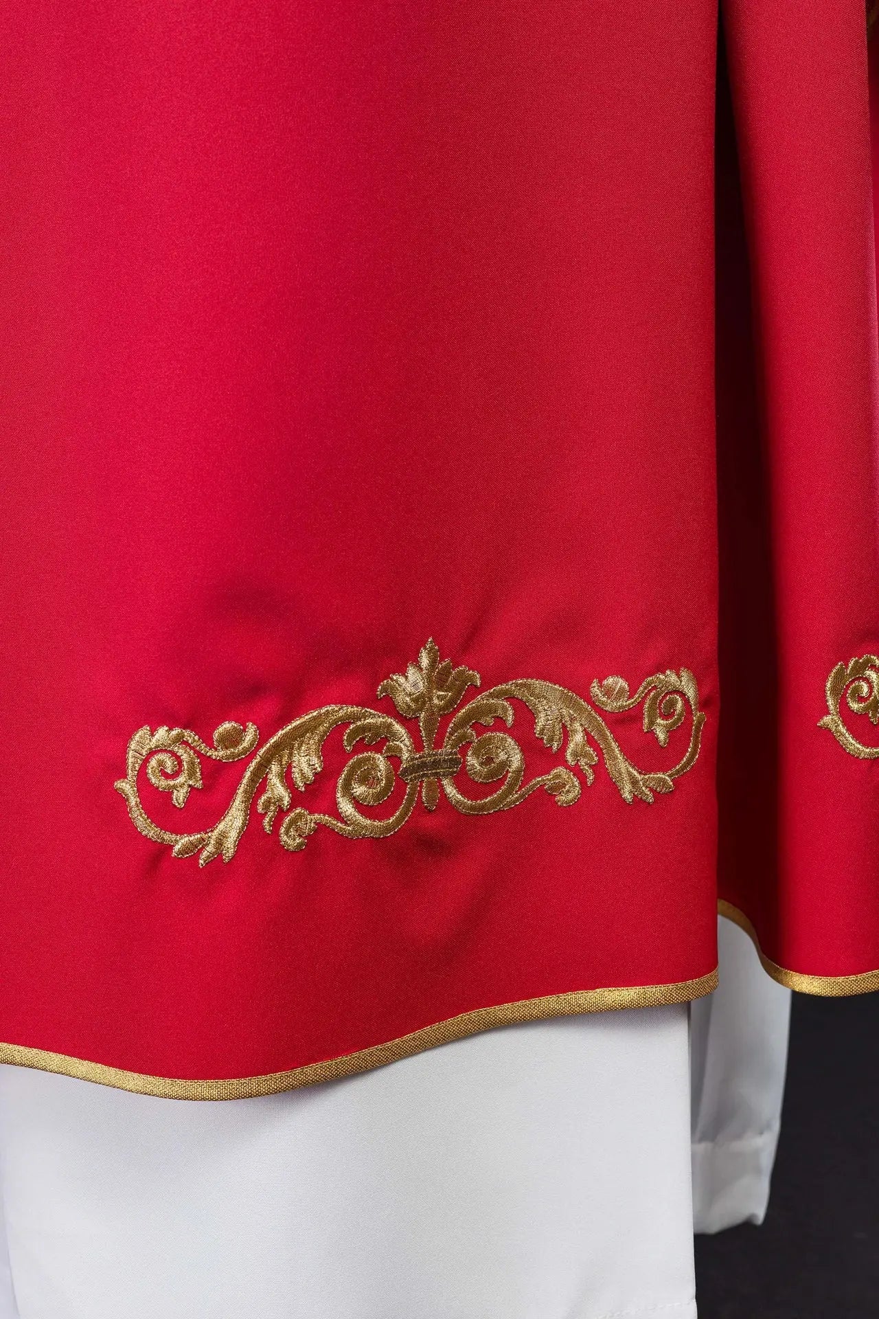 Casulla roja con bordado dorado IHS y adorno decorativo