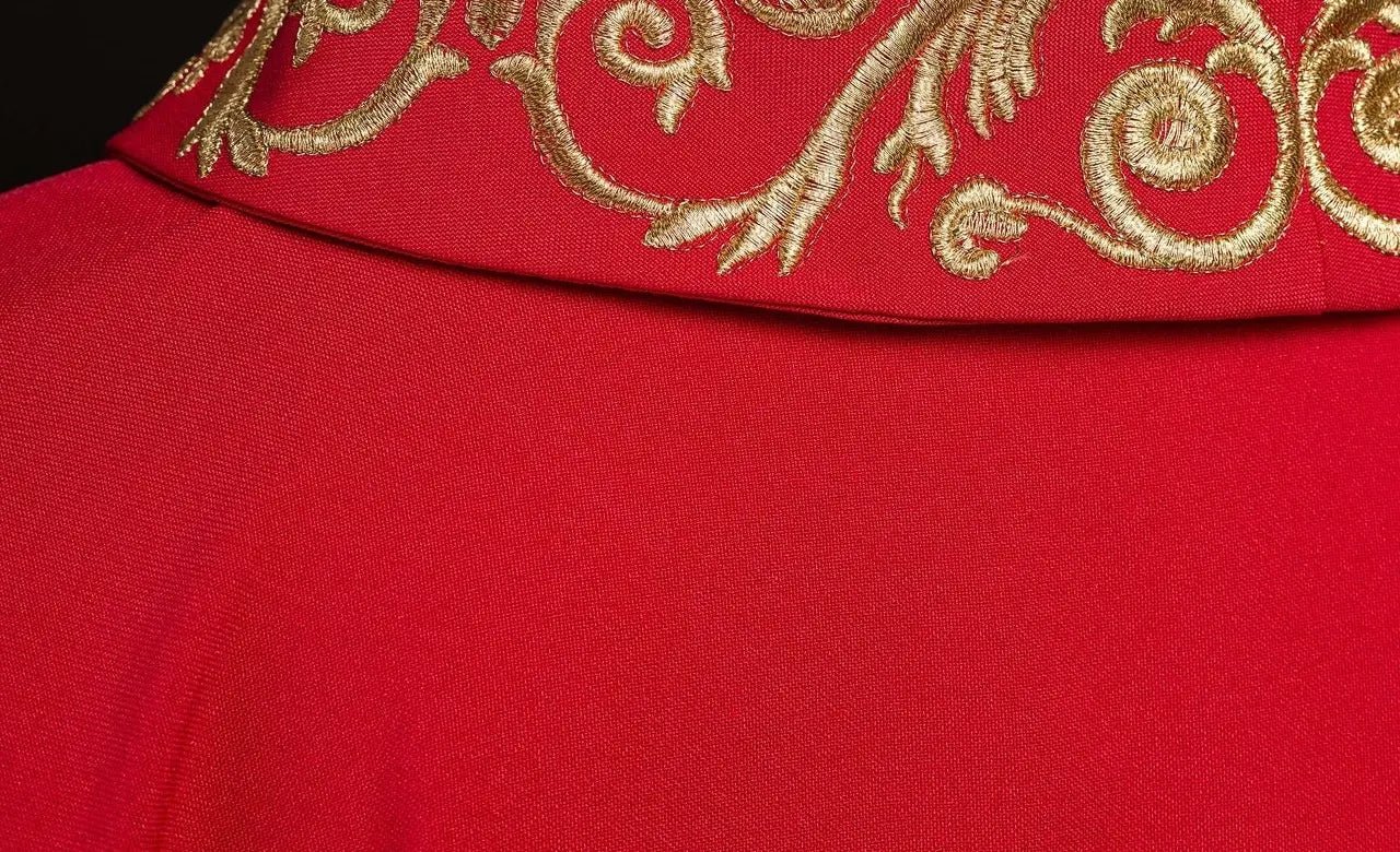 Casulla roja con bordado dorado IHS y adorno decorativo