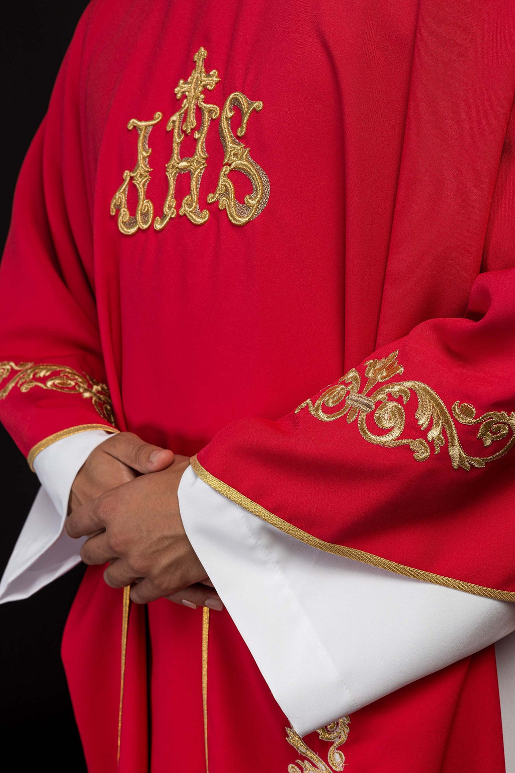 Czerwony ornat z złotym haftem IHS i ozdobnym wykończeniem - ORNATY.PL