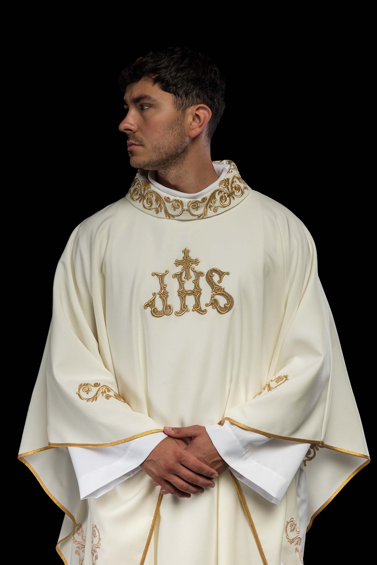 Ornat z zdobionym wykończeniem i motywem IHS - ORNATY.PL