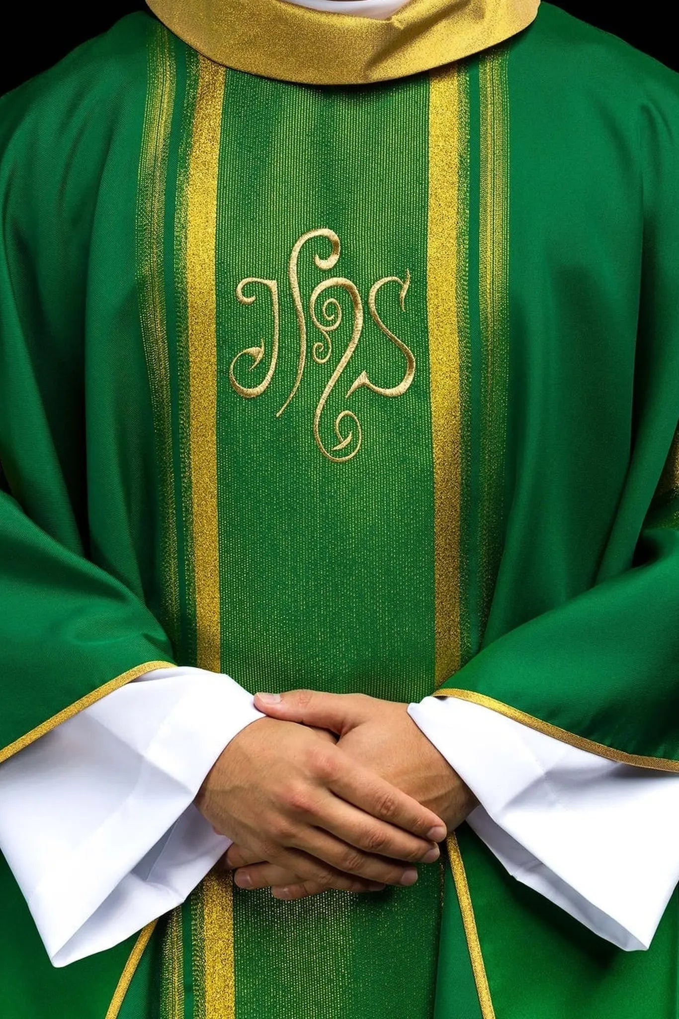 Casulla verde bordada con diseño IHS con dorado