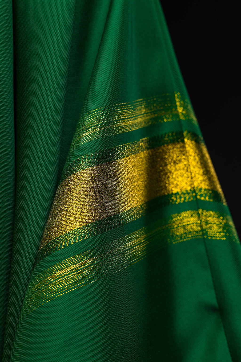 Casulla verde bordada con diseño IHS con dorado