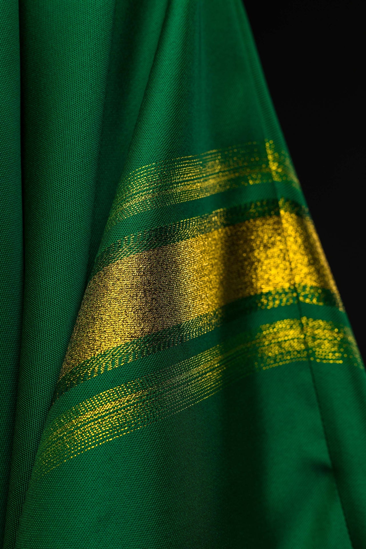 Casulla verde bordada con diseño IHS con dorado