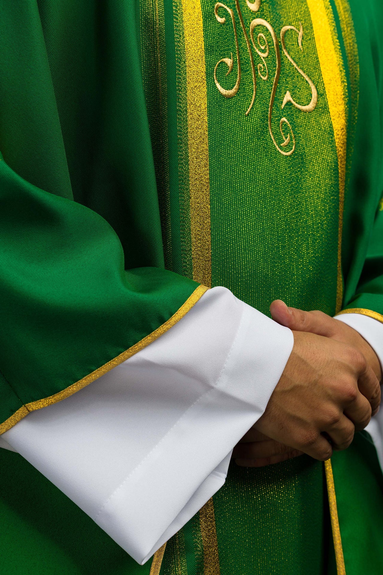 Casulla verde bordada con diseño IHS con dorado