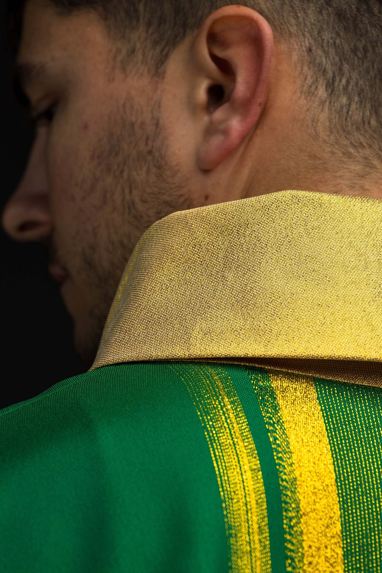 Casulla verde bordada con diseño IHS con dorado