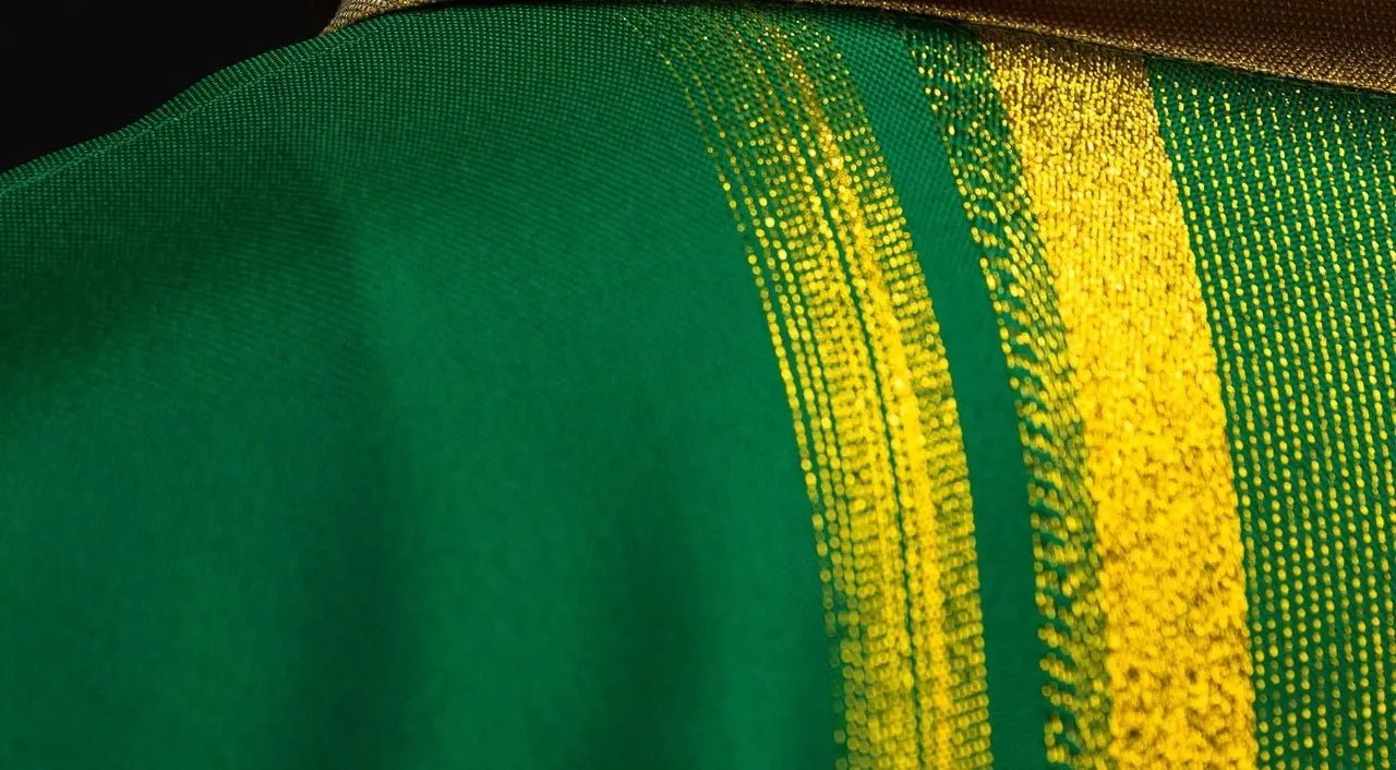 Casulla verde bordada con diseño IHS con dorado