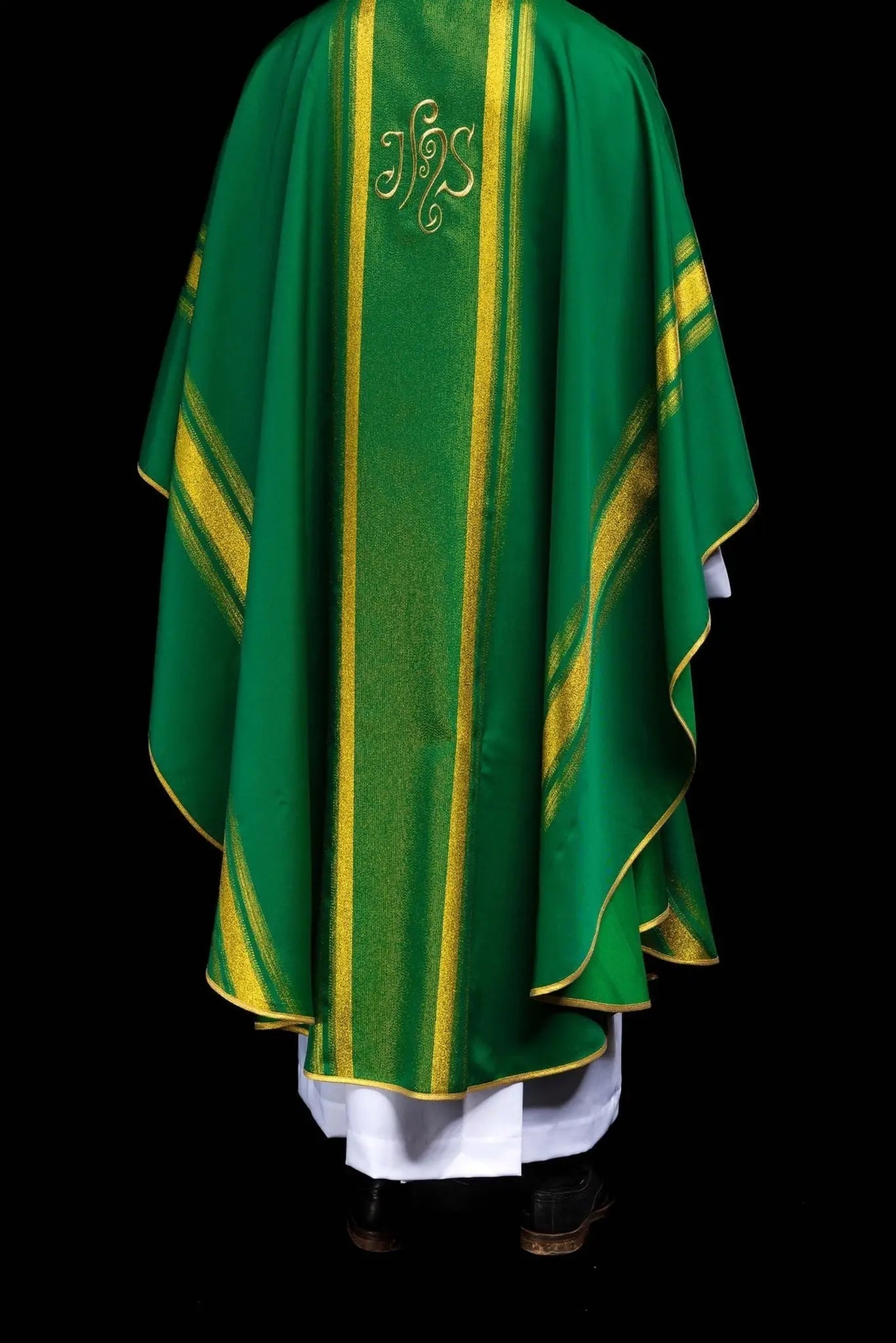 Casulla verde bordada con diseño IHS con dorado