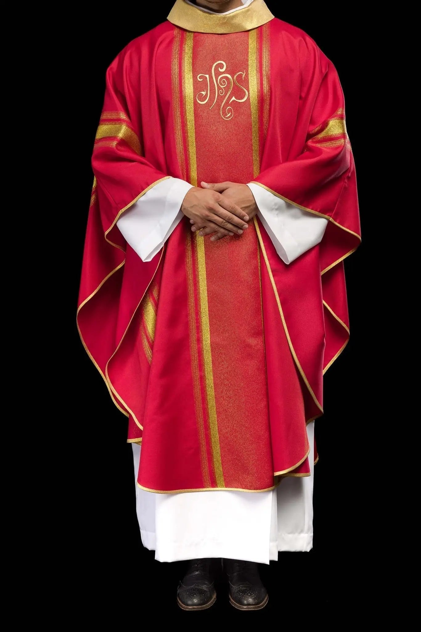 Casulla roja bordada con diseño IHS con dorado