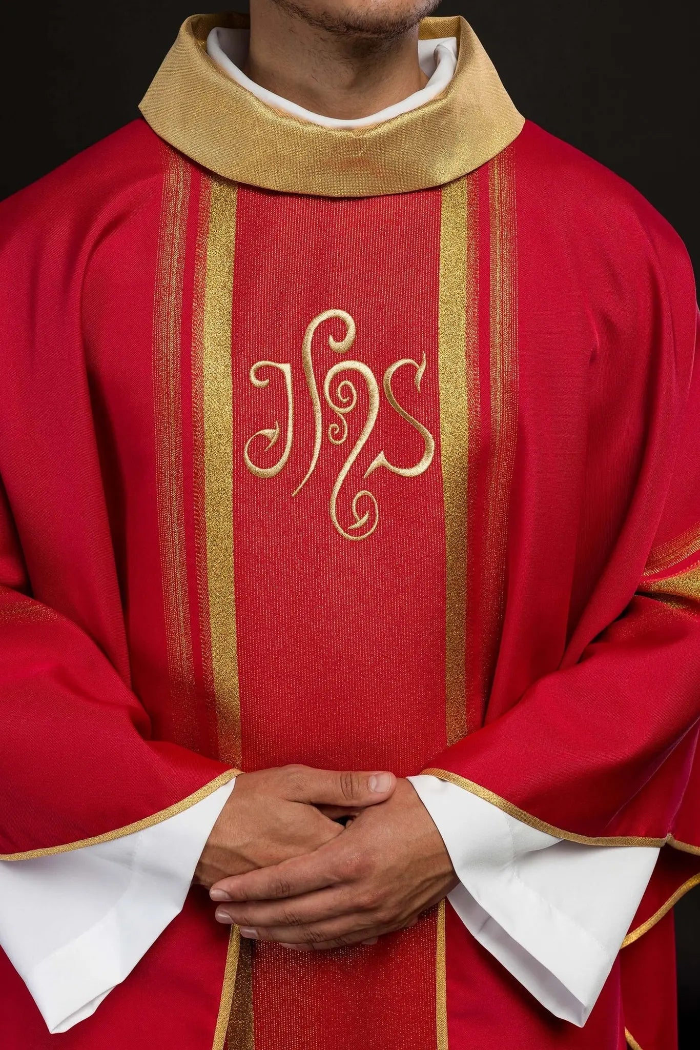 Casulla roja bordada con diseño IHS con dorado