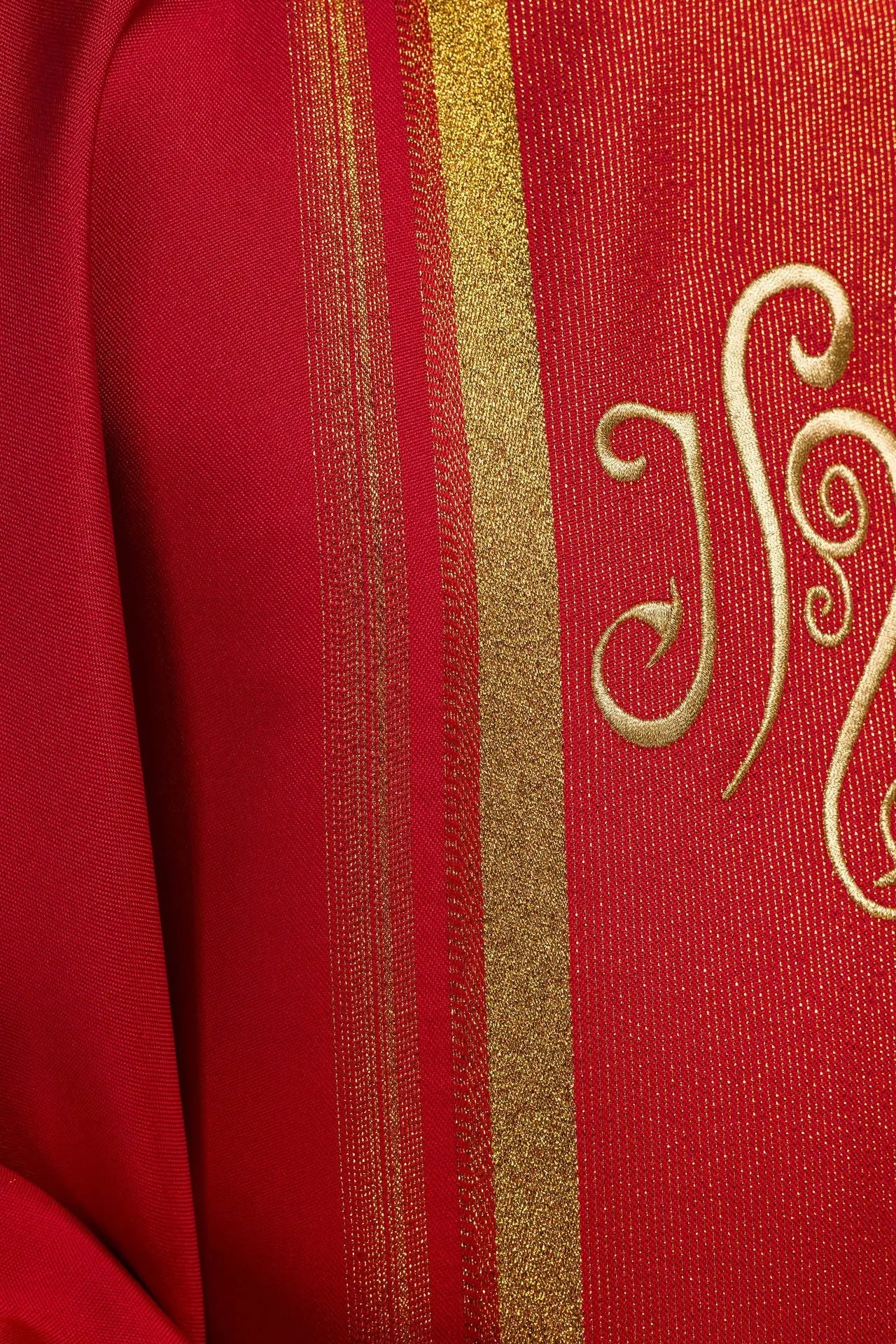 Casulla roja bordada con diseño IHS con dorado