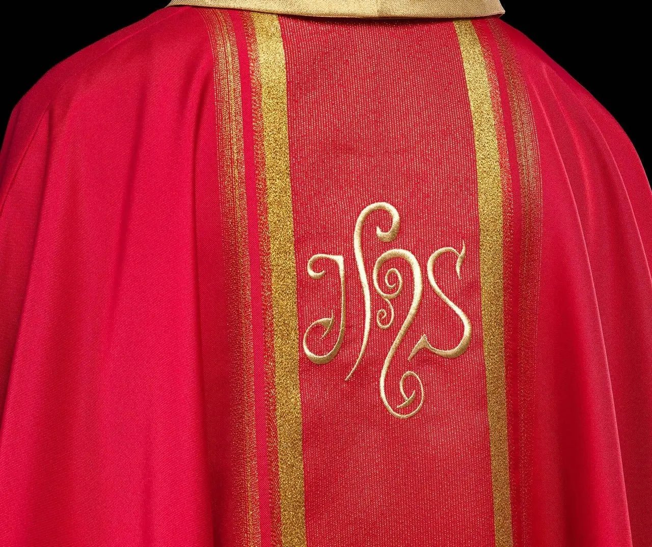 Casulla roja bordada con diseño IHS con dorado