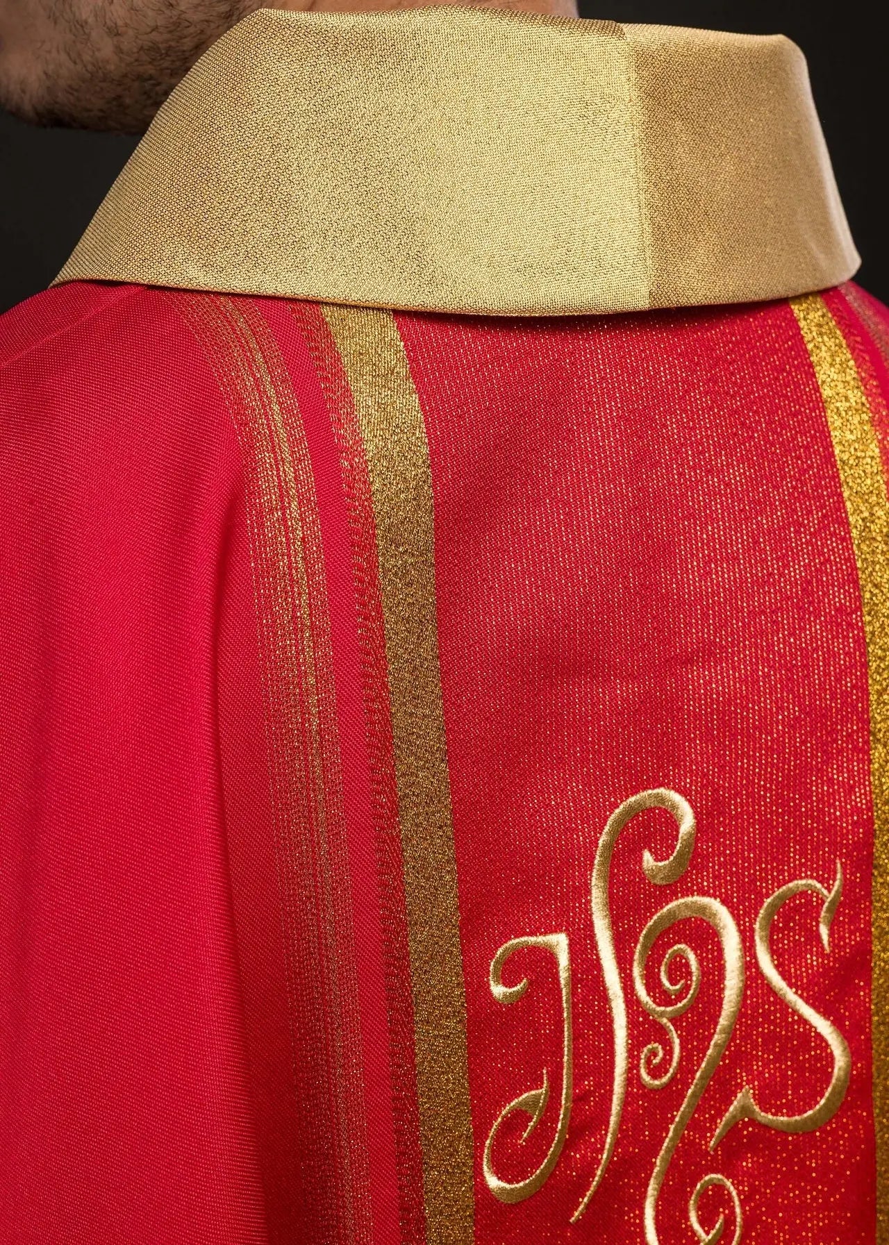 Casulla roja bordada con diseño IHS con dorado