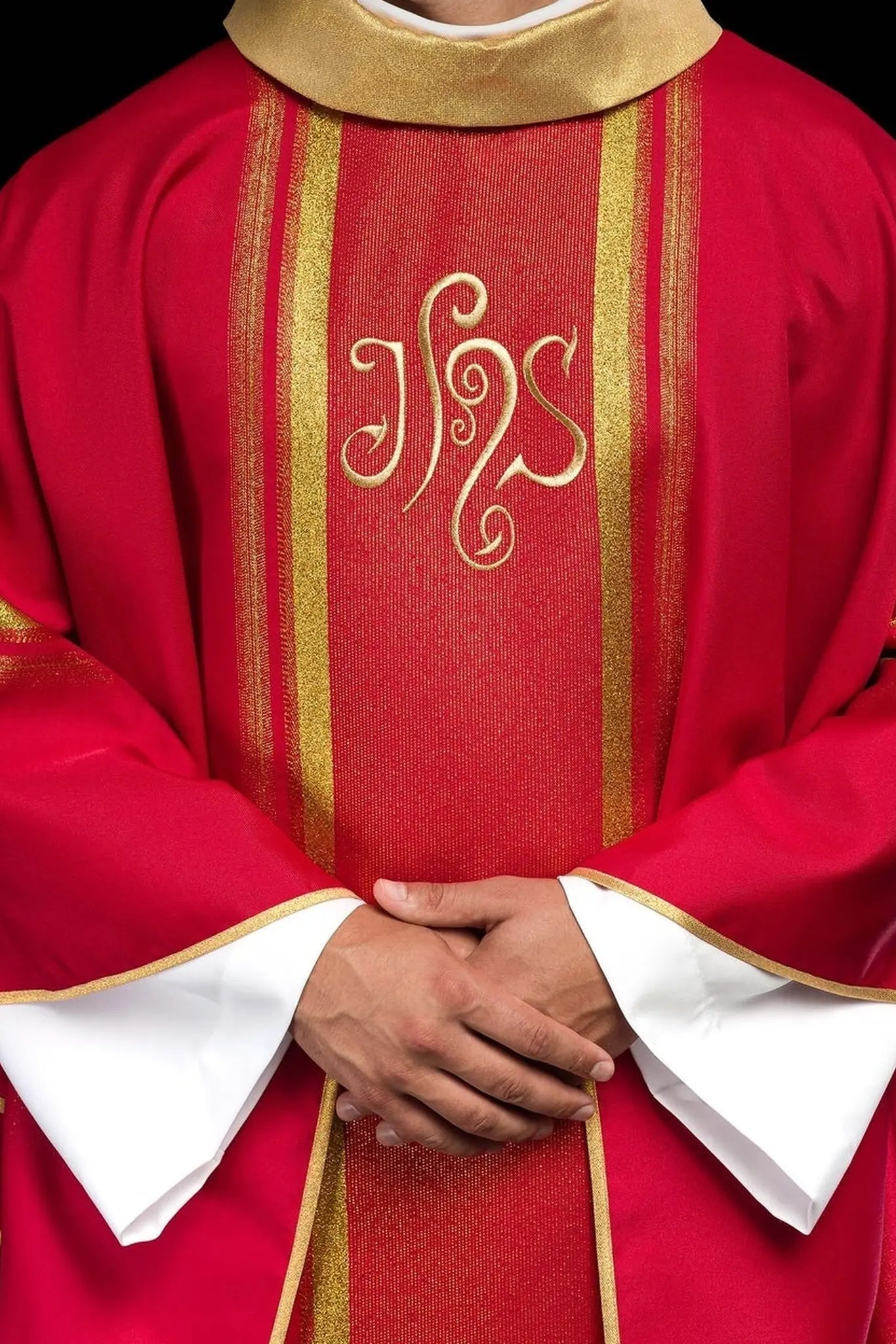 Casulla roja bordada con diseño IHS con dorado