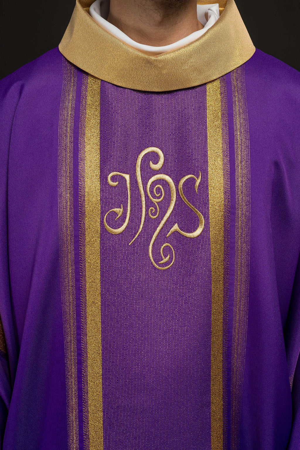 Fioletowy ornat haftowany z wzorem IHS ze złoceniami - ORNATY.PL