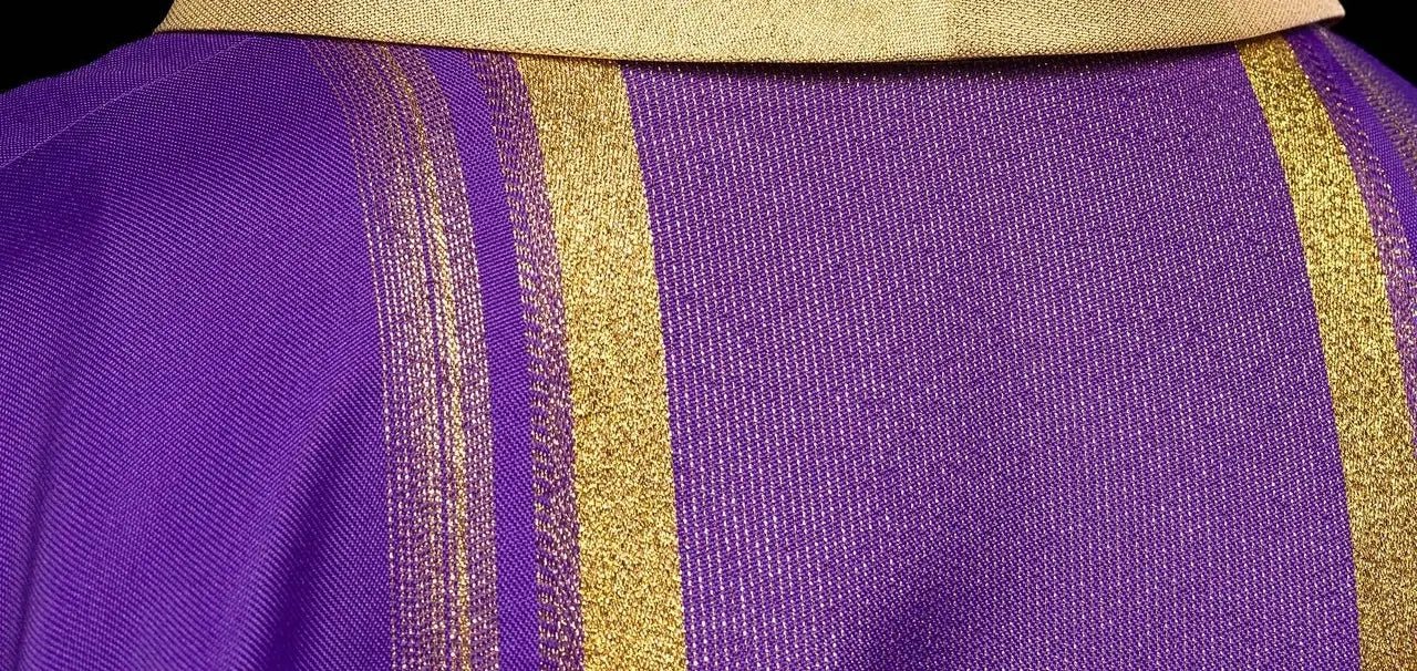 Casulla púrpura bordada con diseño IHS con dorado