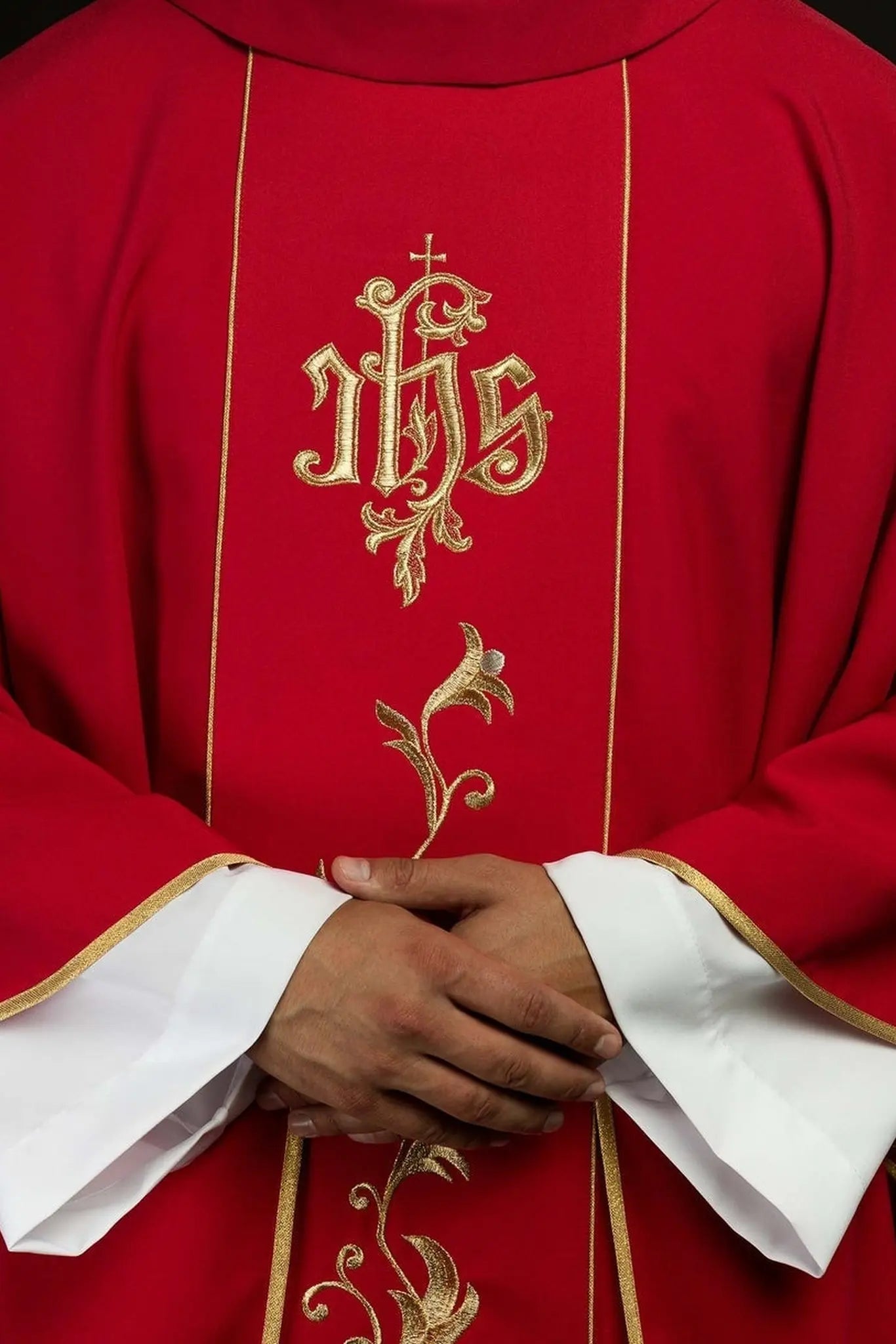 Casulla roja bordada con IHS y ornamentos