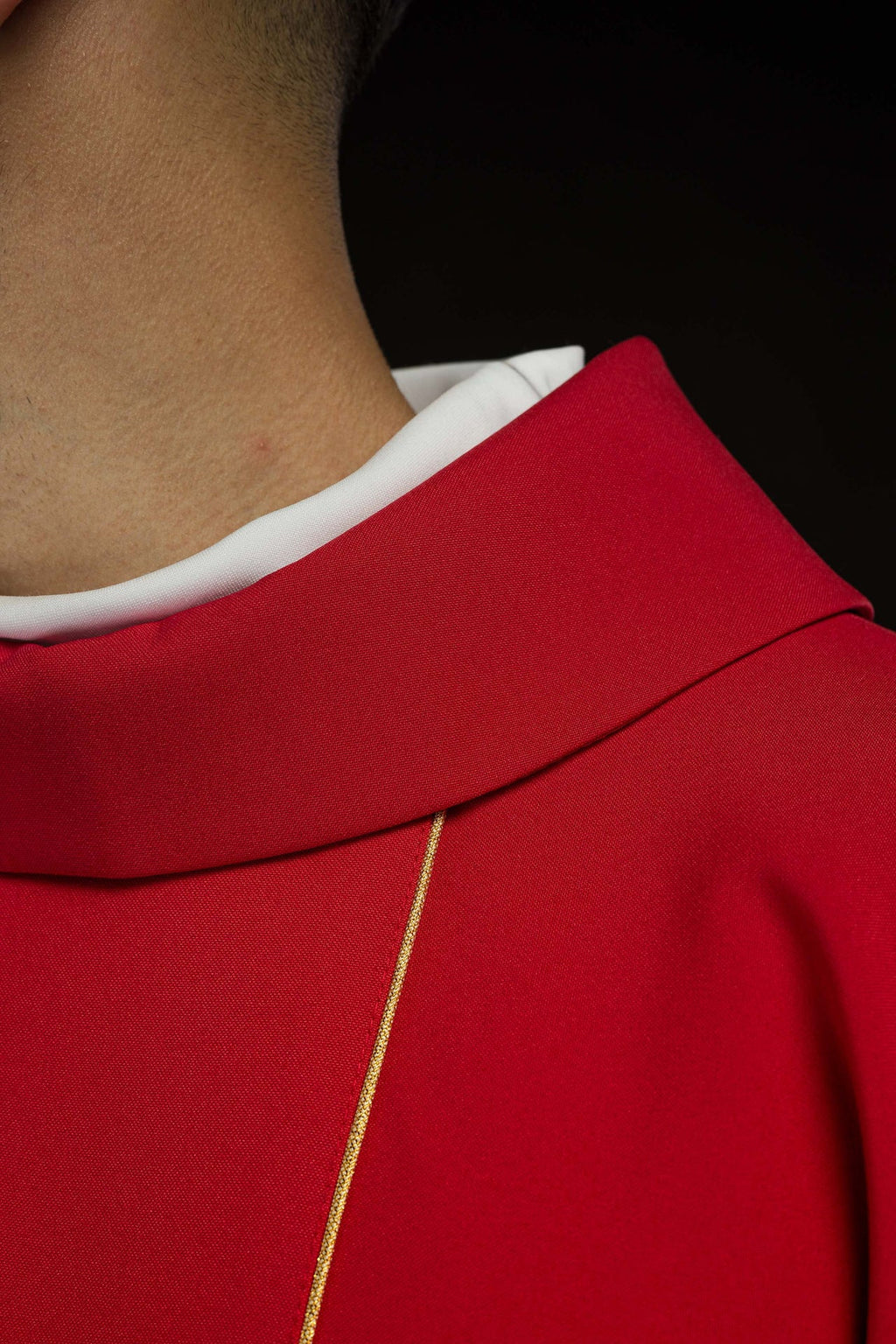 Czerwony Ornat haftowany IHS ze zdobieniami - ORNATY.PL