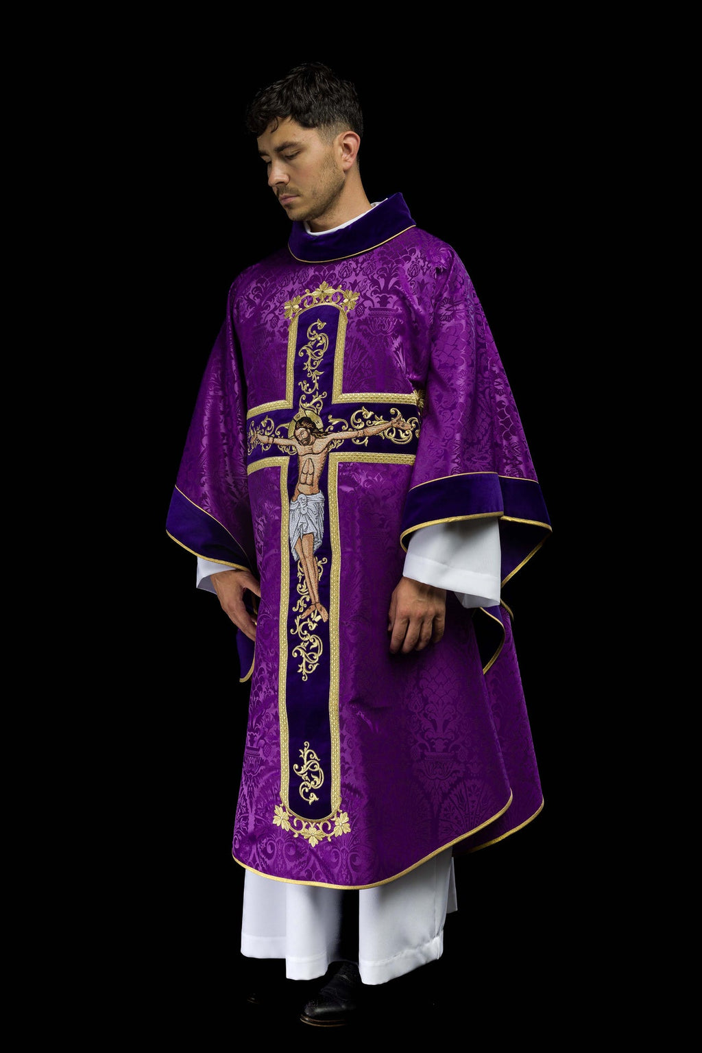 Fioletowy ornat haftowany z wzorem Jezusa Chrystusa - ORNATY.PL
