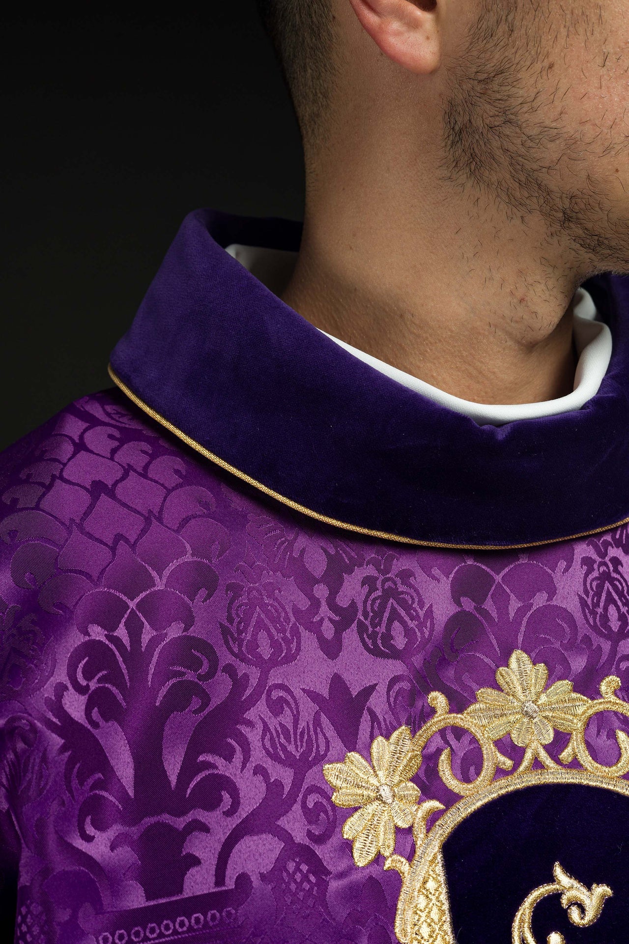 Fioletowy ornat haftowany z wzorem Jezusa Chrystusa - ORNATY.PL