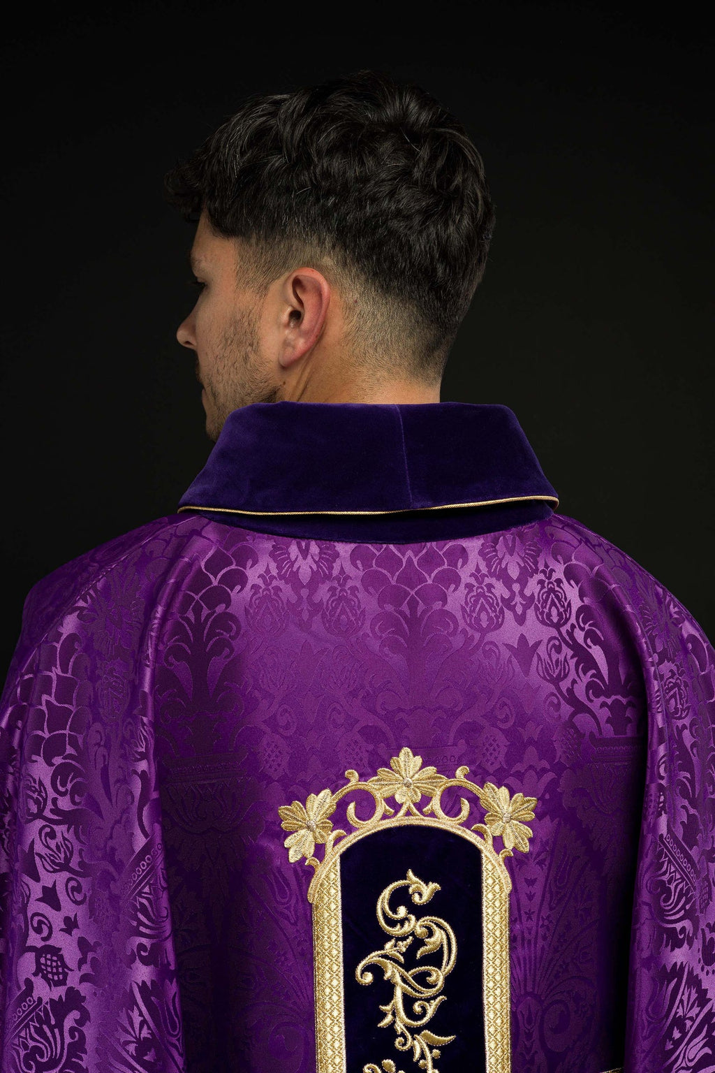 Fioletowy ornat haftowany z wzorem Jezusa Chrystusa - ORNATY.PL