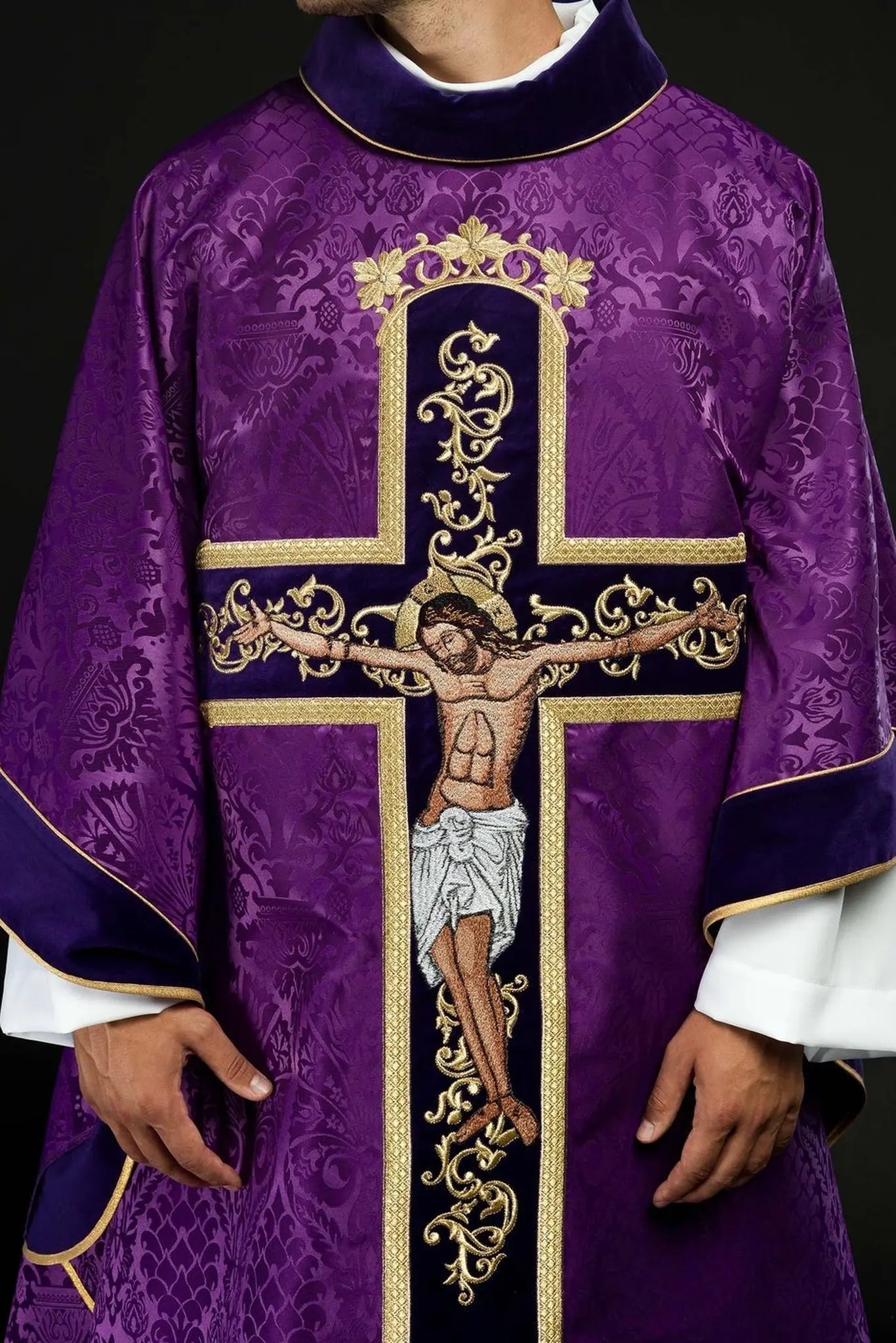 Casulla púrpura bordada con patrón de Jesucristo