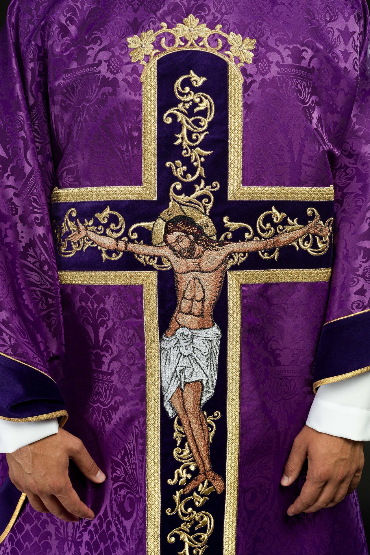 Fioletowy ornat haftowany z wzorem Jezusa Chrystusa - ORNATY.PL