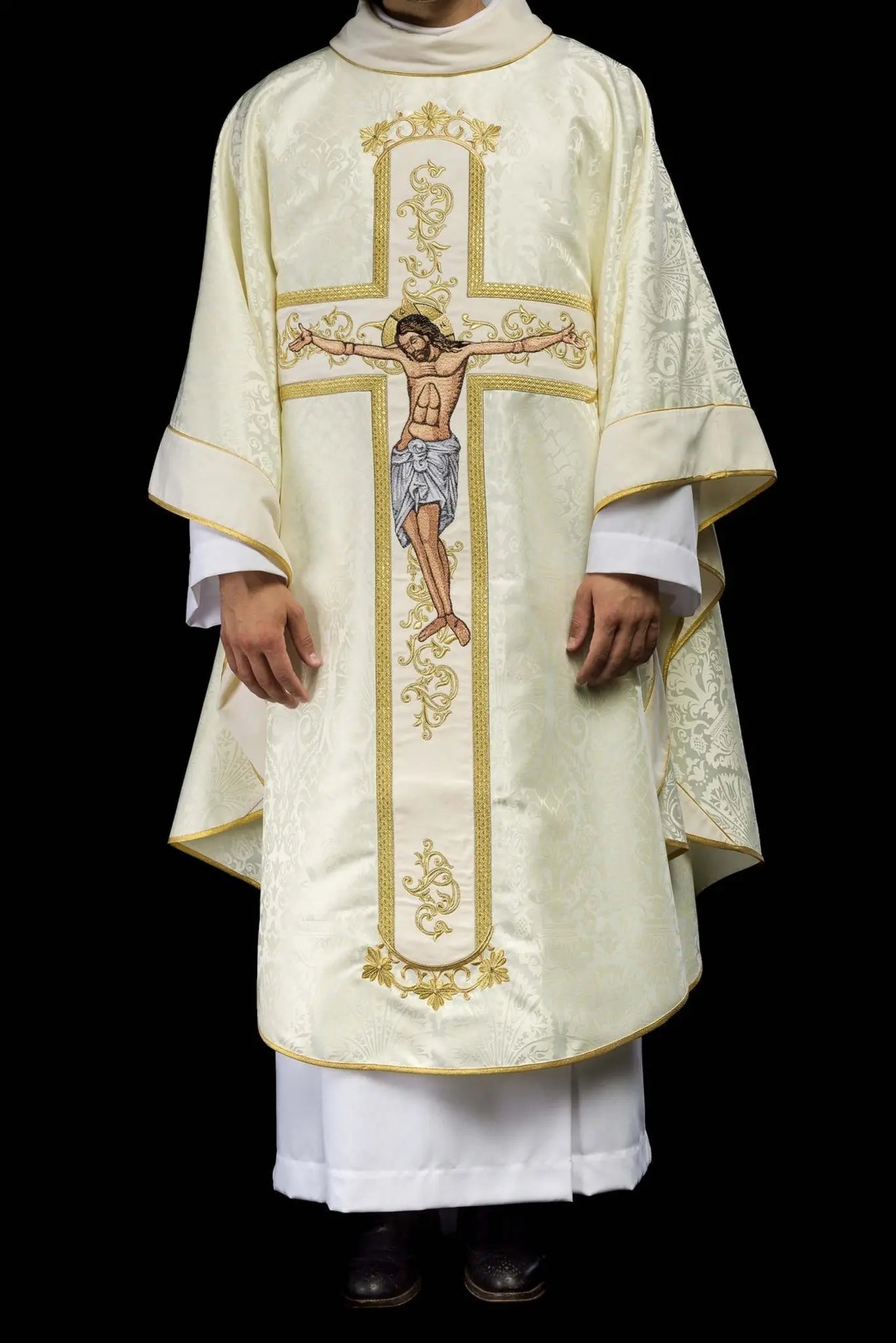 Casulla con la imagen de Jesucristo en la cruz en ecru