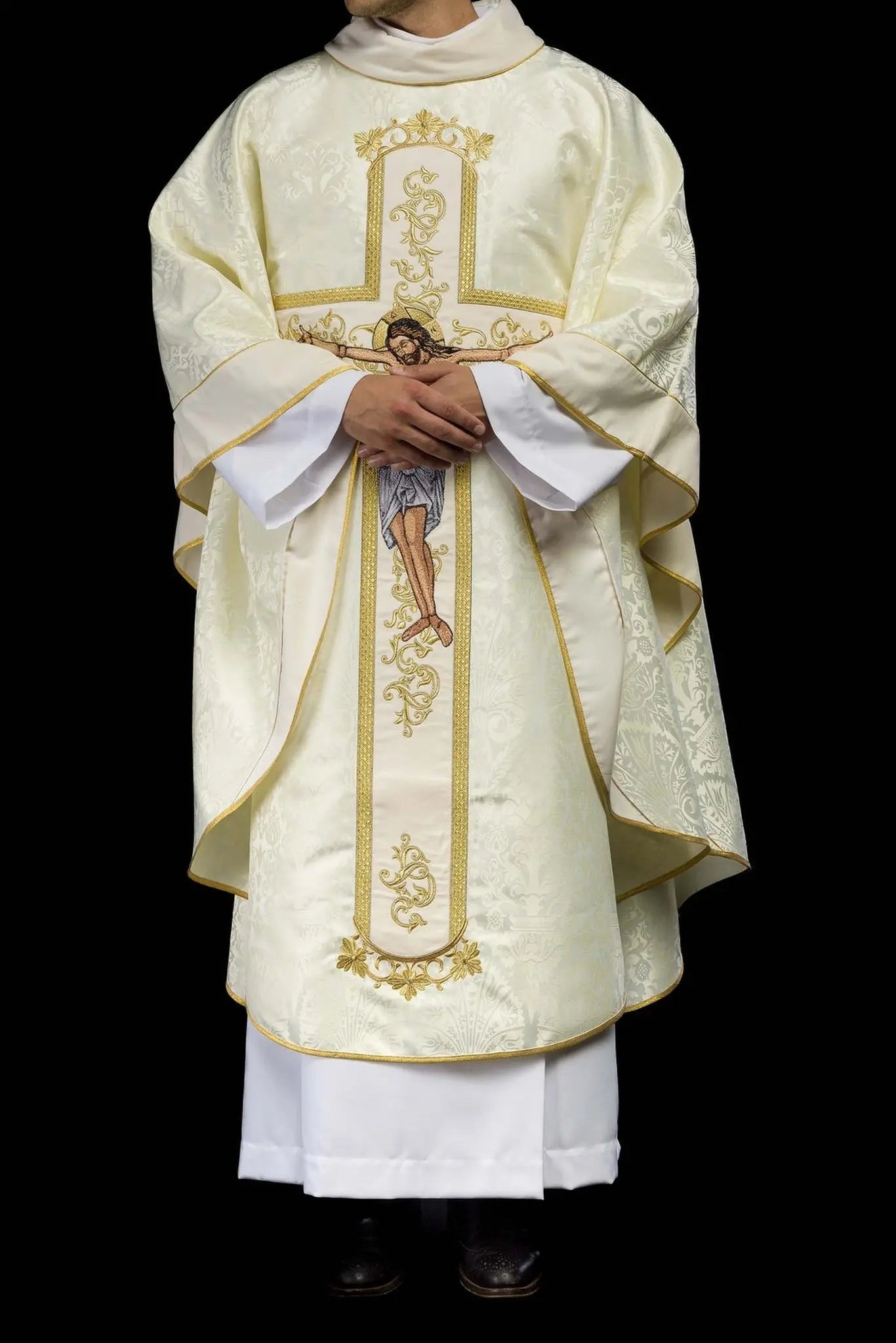 Casulla con la imagen de Jesucristo en la cruz en ecru
