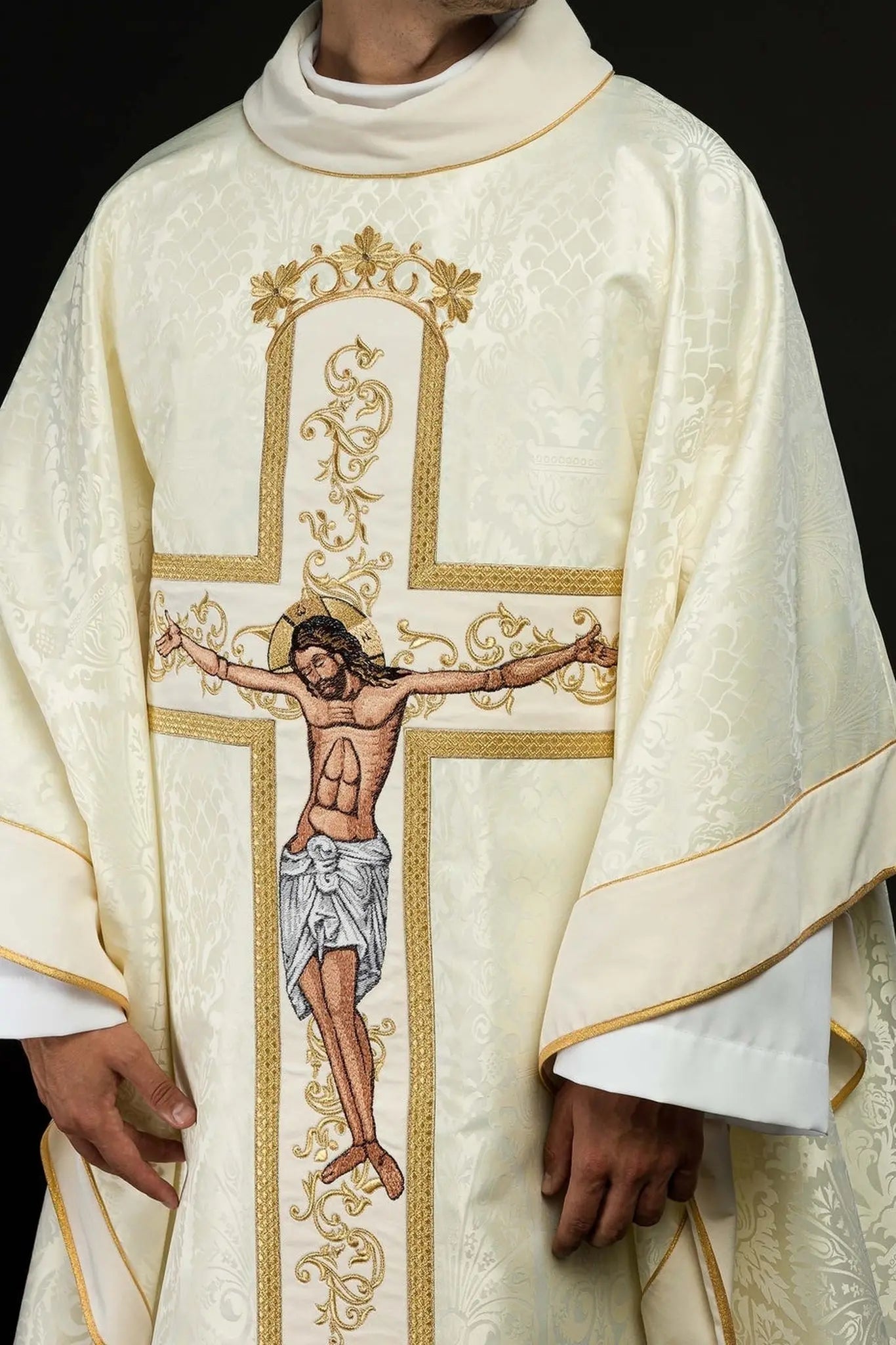 Casulla con la imagen de Jesucristo en la cruz en ecru